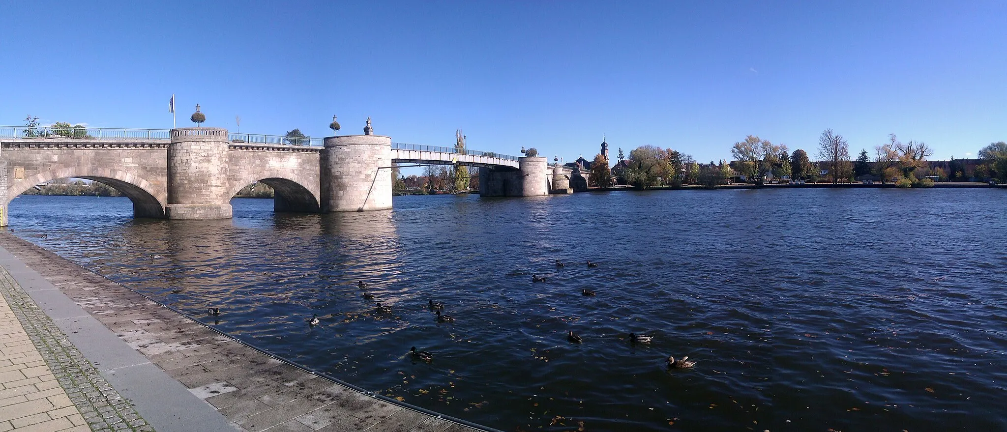 Photo showing: Blick von Kitzingen nach Etwashausen mit Alter Mainbrücke