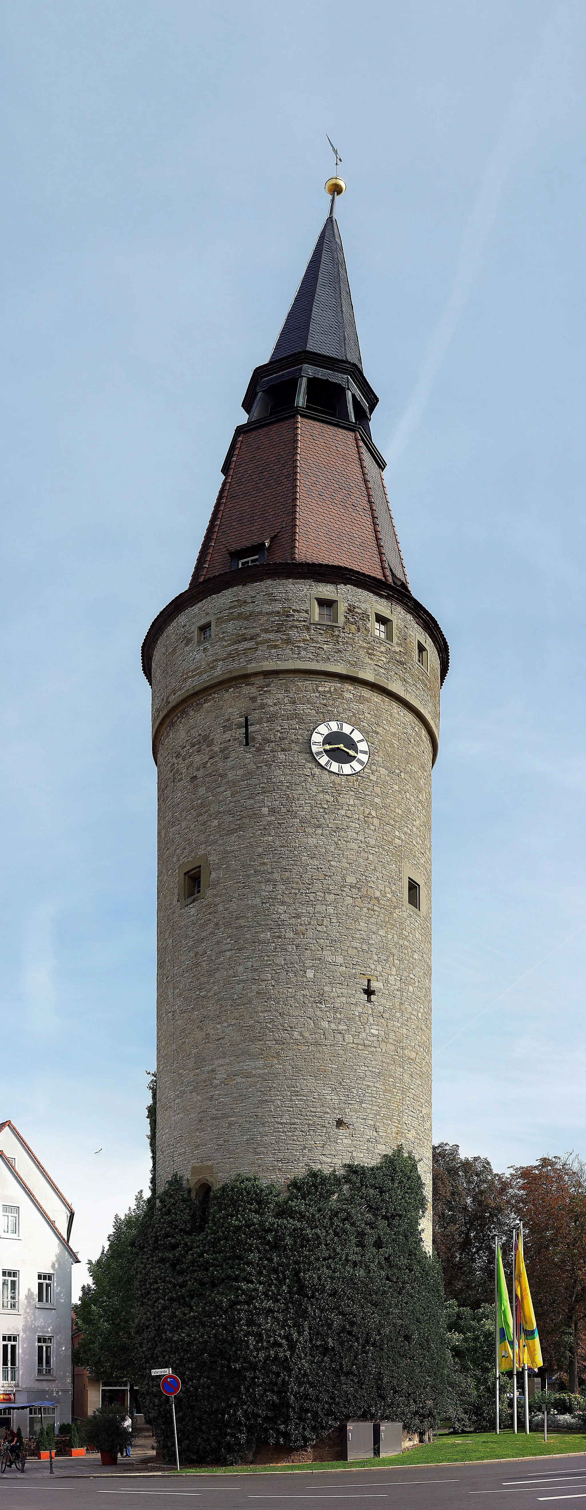 Photo showing: Der zwischen 1469 und 1496 errichtete, 52 Meter hoher Falterturm, beherbergt seit 1963 das Deutsche Fastnachtmuseum. Der Turm diente früher als Befestigungs- und Wachturm der äußeren Stadtmauer von Kitzingen und ist heute als Baudenkmal geschützt. Aufgrund eines Absacken des Dachgebälks ist die Spitze zur Seite geneigt. Deswegen wird er auch als schiefer Turm von Kitzingen bezeichnet.