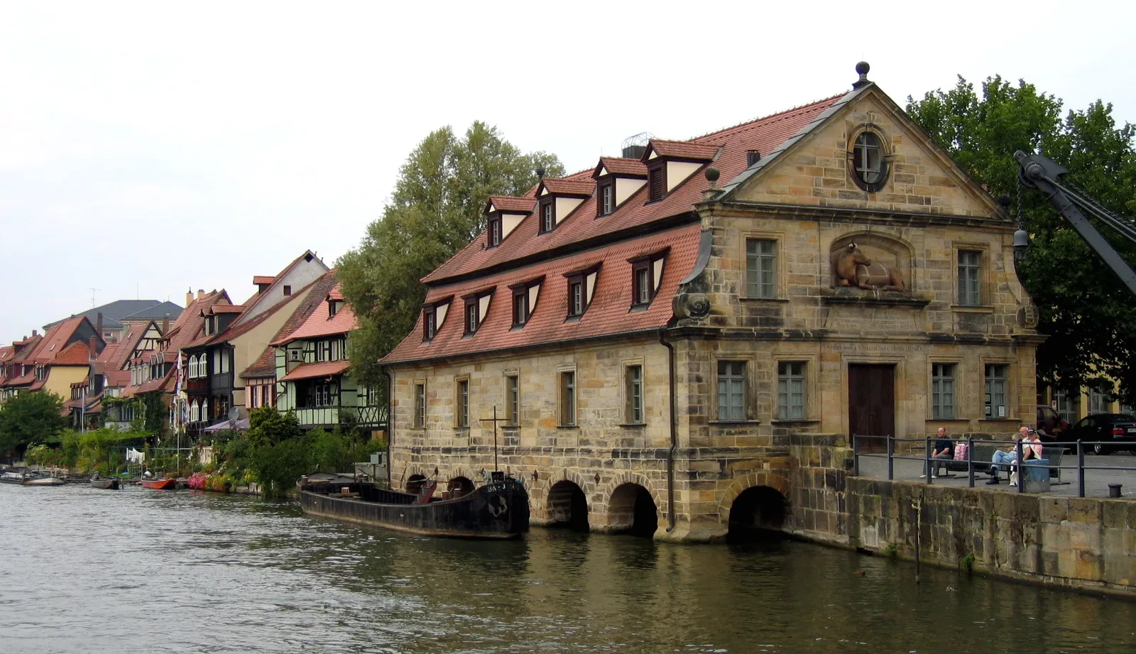 Photo showing: Description: Ehemaliges Schlachthaus am „Alten Kranen“ in Bamberg (Germany). In der Nische eine von Johann Adam Nickel 1741/1742 gefertigte Ochsenfigur.
Source: selbst fotografiert
Date: 9. Sept. 2005
Author: Asio otus