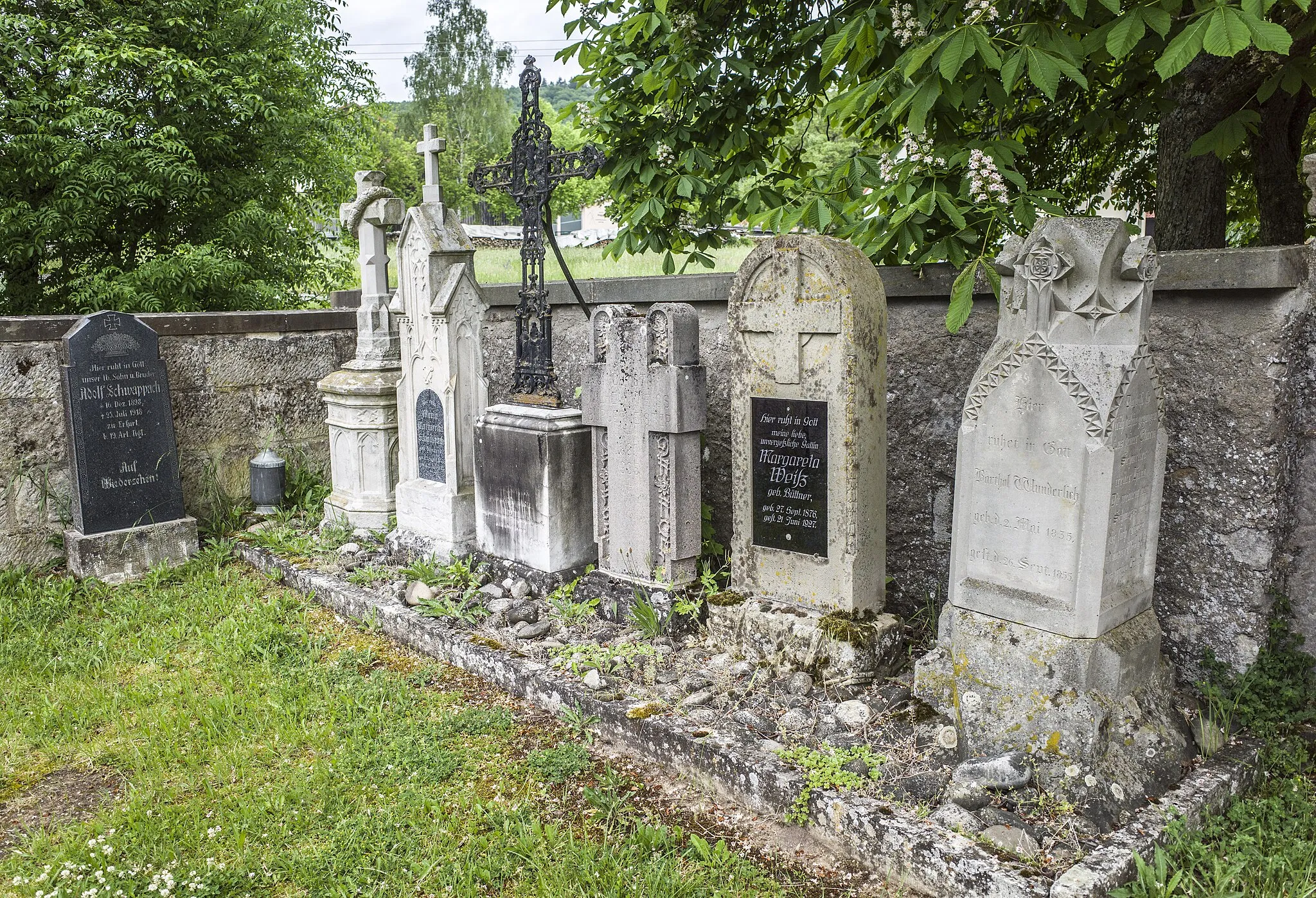 Photo showing: Historische Grabmäler im Friedhof Nassach