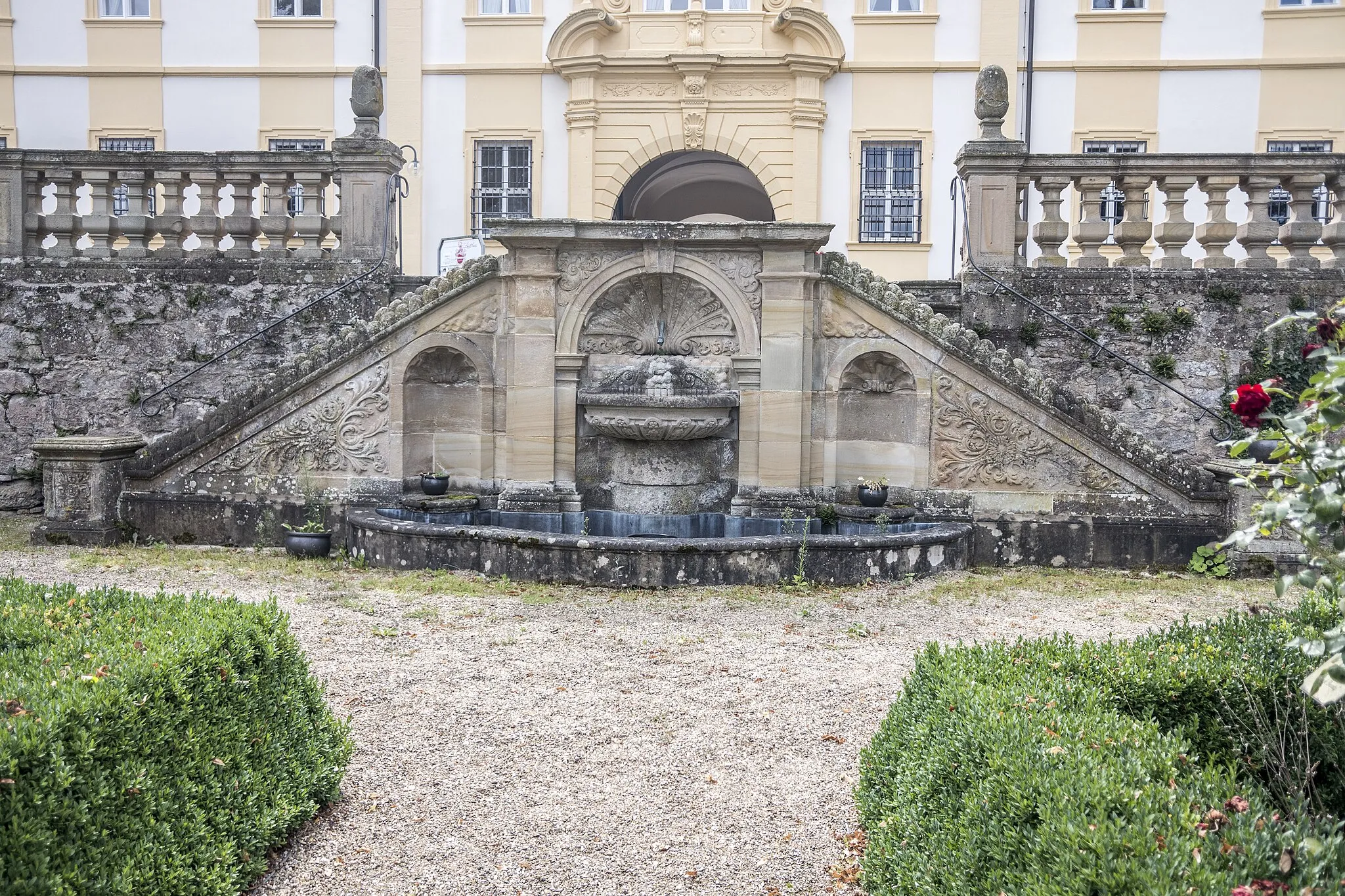 Photo showing: Schloss Oberschwappach, Brunnenanlage, Exedra mit Muschelwand, Neptunfigur und Volutengiebel, Sandstein