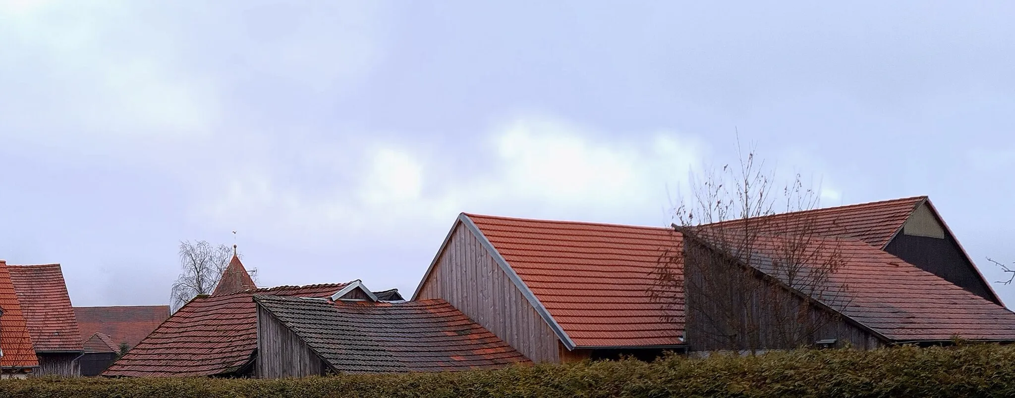 Photo showing: "Skyline" von Mainbullau - zu sehen das Zentrum des Ortes, u.a. der Kirchturm.