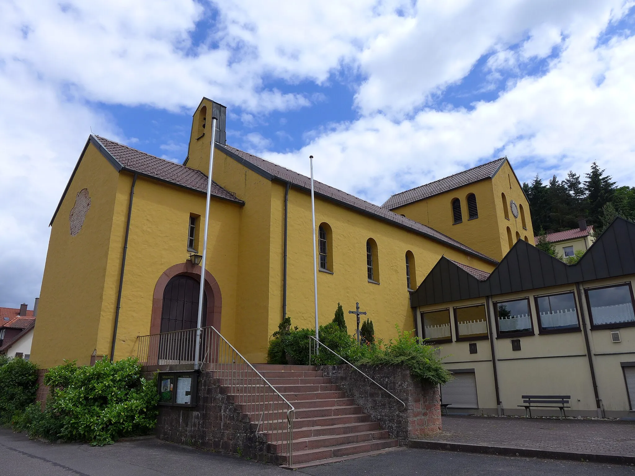 Photo showing: Kreuzwertheim, Kath. Kirche Heilig Kreuz, Außenansicht