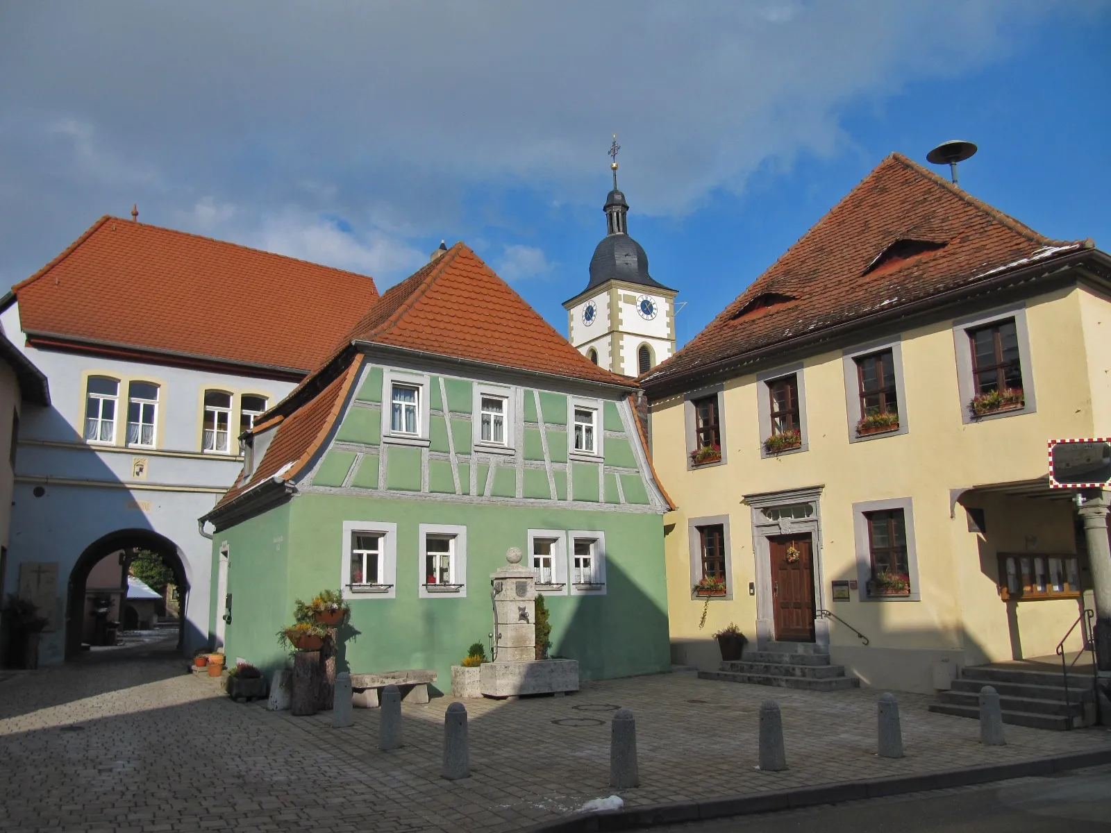 Photo showing: Rathausplatz mit Zugang zur Kirchenburg, Bürgerhaus und Rathaus