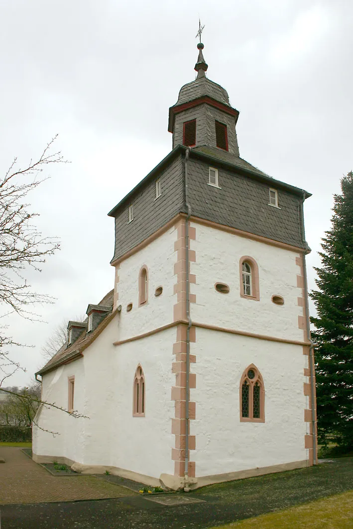 Photo showing: Wehrkirche in Bindsachsen, Gemeinde Kefenrod im Wetteraukreis mit spätgotischem, wehrhaften Chorturm (um 1500). Schiff mit seltsamen starkem Strebpfeiler. Im Kern romanischer Saalbau.