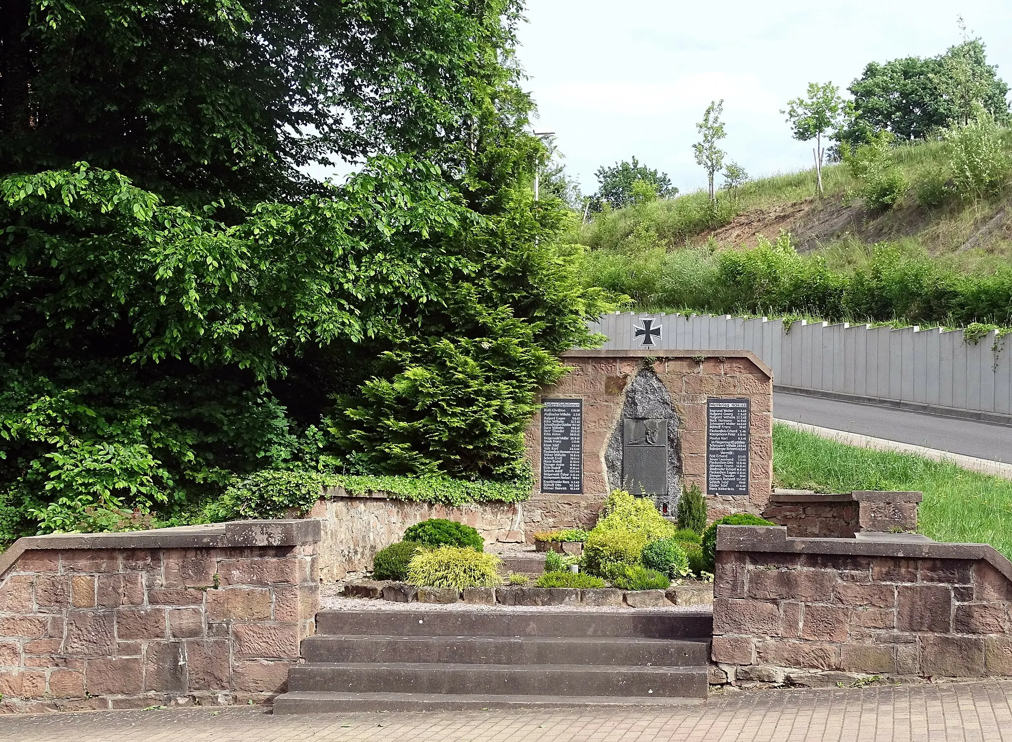 Photo showing: War memorial in Sommerkahl at the corner of Schwedenstraße and Schulstraße