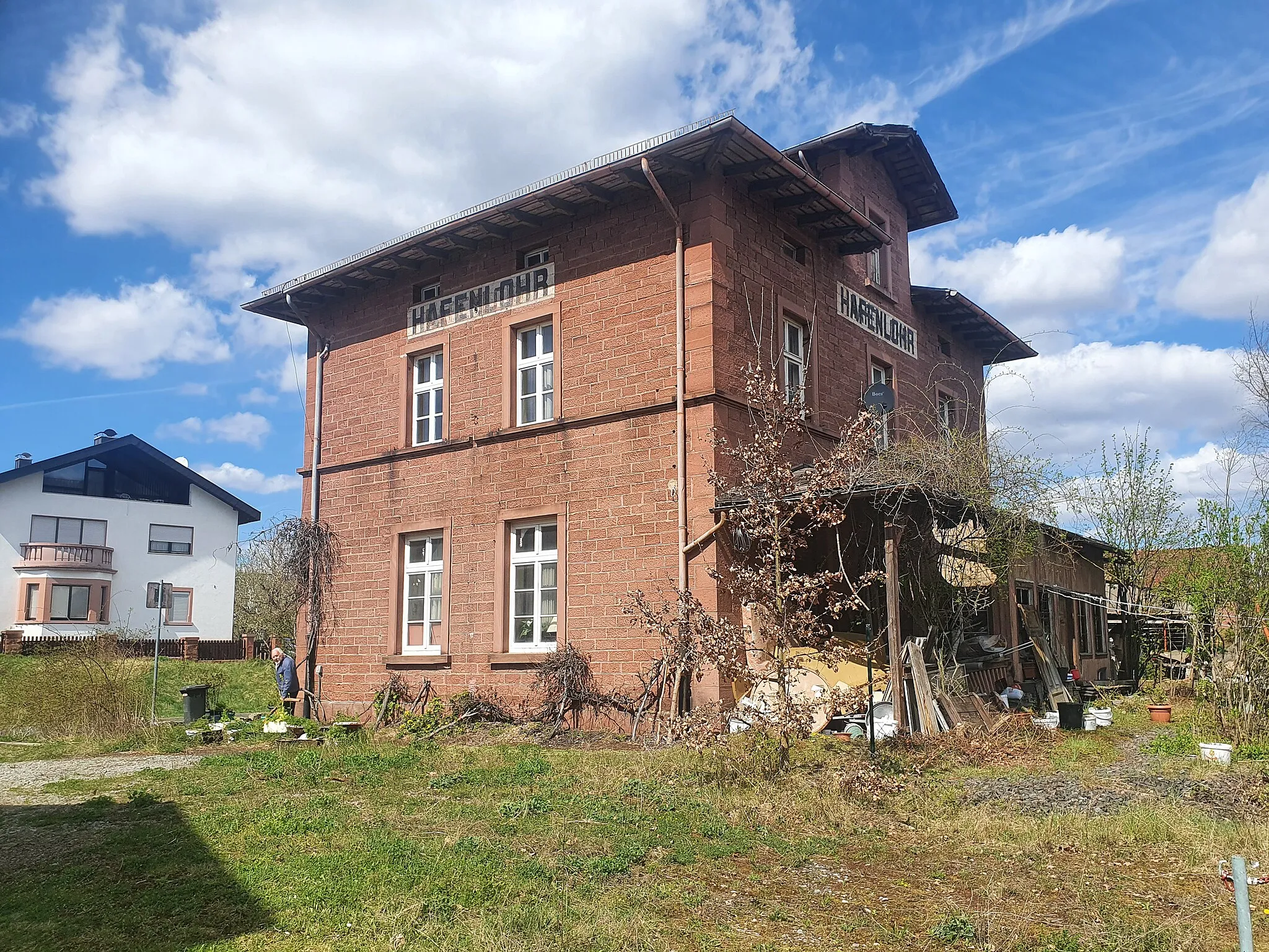 Photo showing: Blick auf die Südfassade und die ehemalige Gleisseite des stillgelegten Bahnhofs Hafenlohr, heute in Privatbesitz