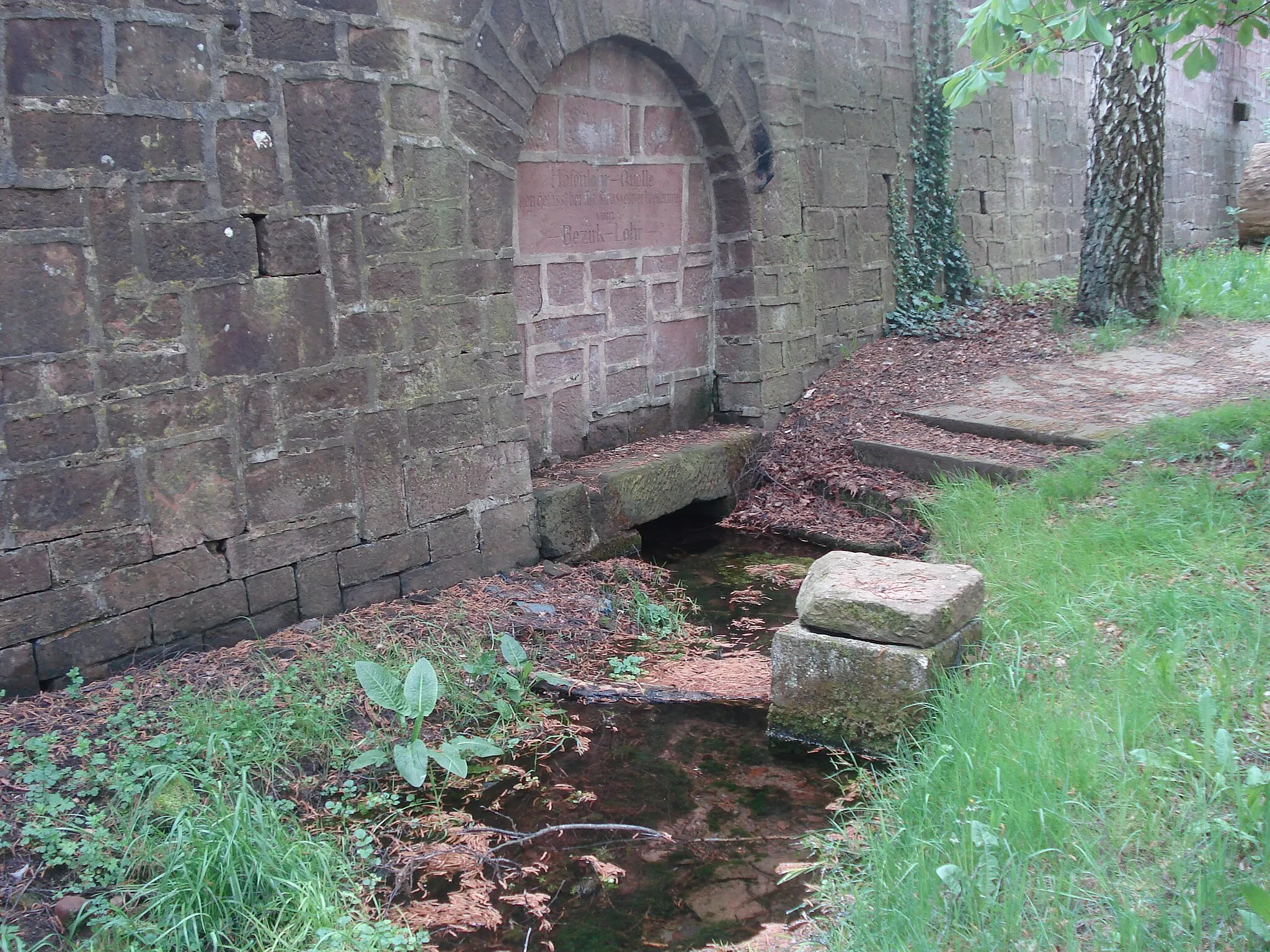 Photo showing: Die Hafenlohrquelle in Rothenbuch