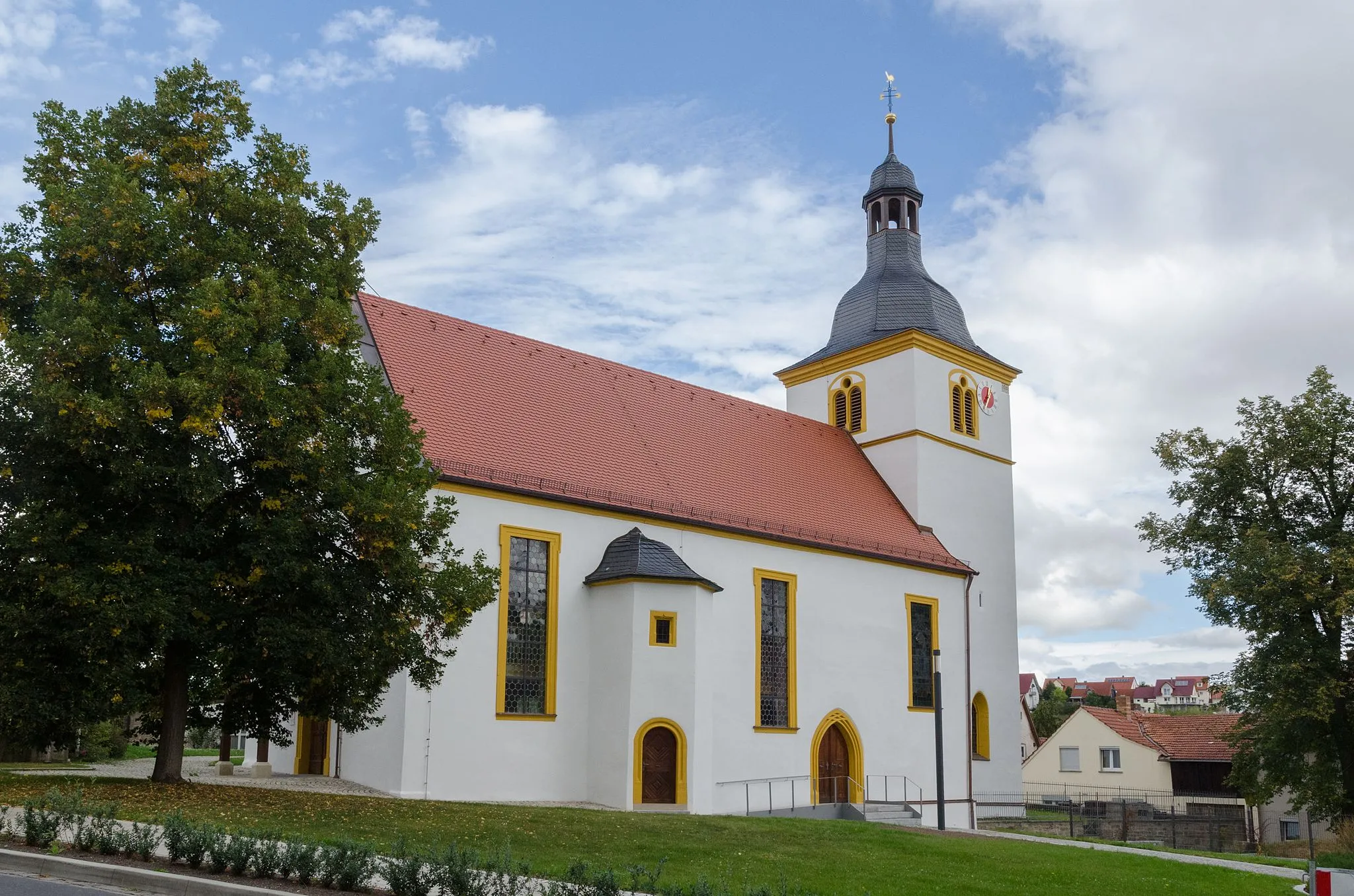 Photo showing: Maßbach, St. Barholomäus, Sep. 2013 nach der Außenrnovierung