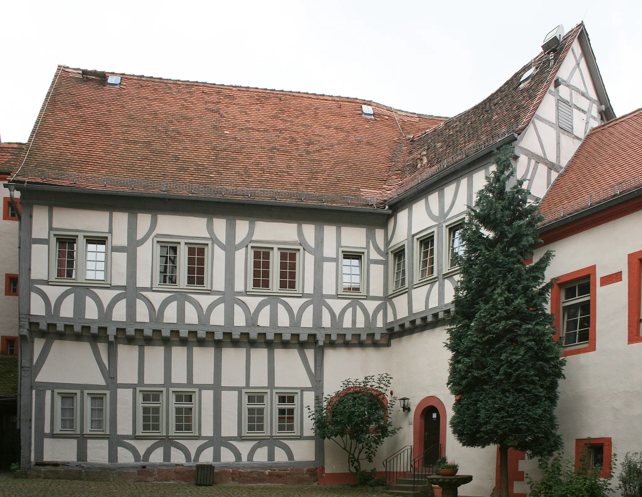 Photo showing: de:Burg Breuberg - Ansicht der Rentschreiberei in der Kernburg. Das Fachwerk ist kunsthistorisch bedeutsam, weil es zu den ältesten erhaltenen Fachwerkgebäuden im Odenwald gehört.