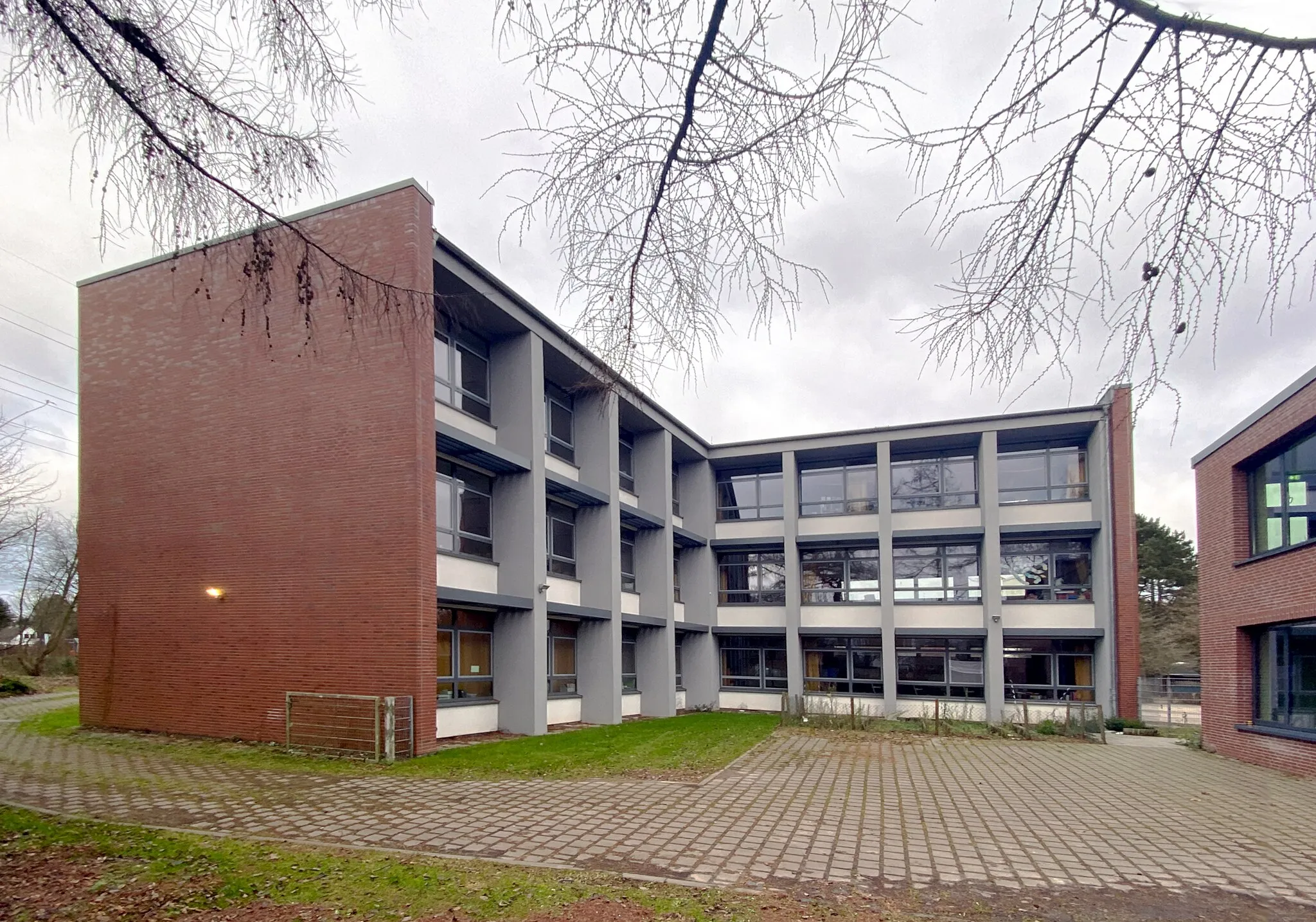 Photo showing: Schule Karlshöhe in Hamburg-Bramfeld, Thomas-Mann-Straße 2, Kreuzbau mit Süd- und Ostflügel (von links nach rechts), beide mit Hauptfensterfront