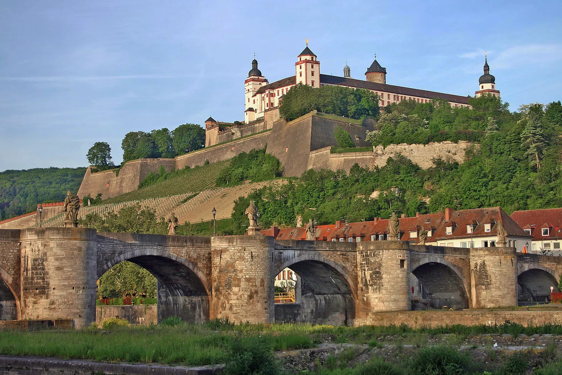 Photo showing: Fortress Marienberg is a prominent landmark on the Main river in Würzburg, Germany