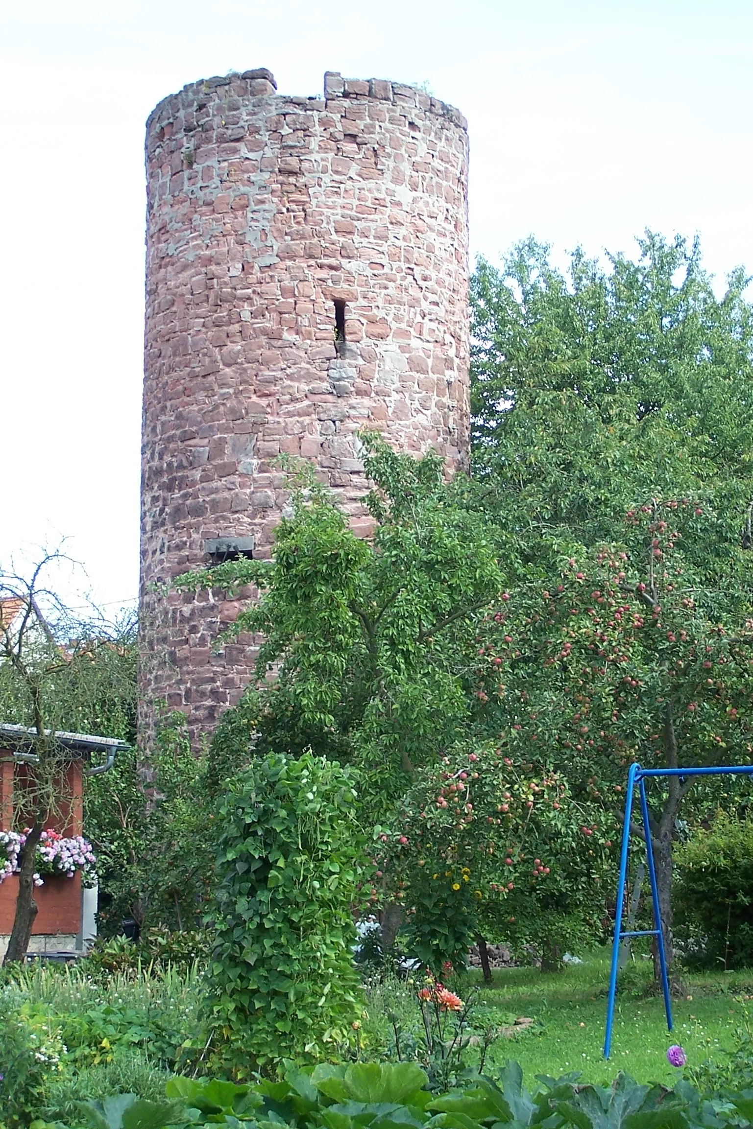 Photo showing: Wehrturm auf der Westseite der Altstadt am Stadtgraben.