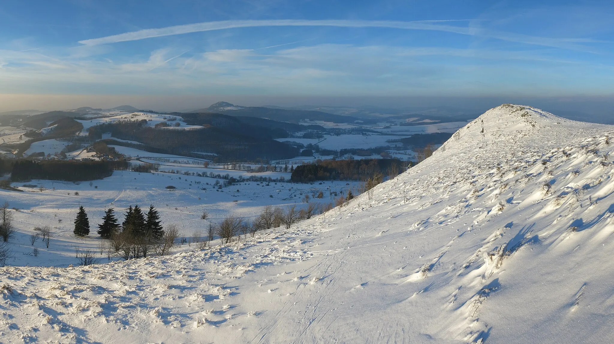 Photo showing: Winter on the Abtsrodaer Kuppe. View over the Rhön Montains