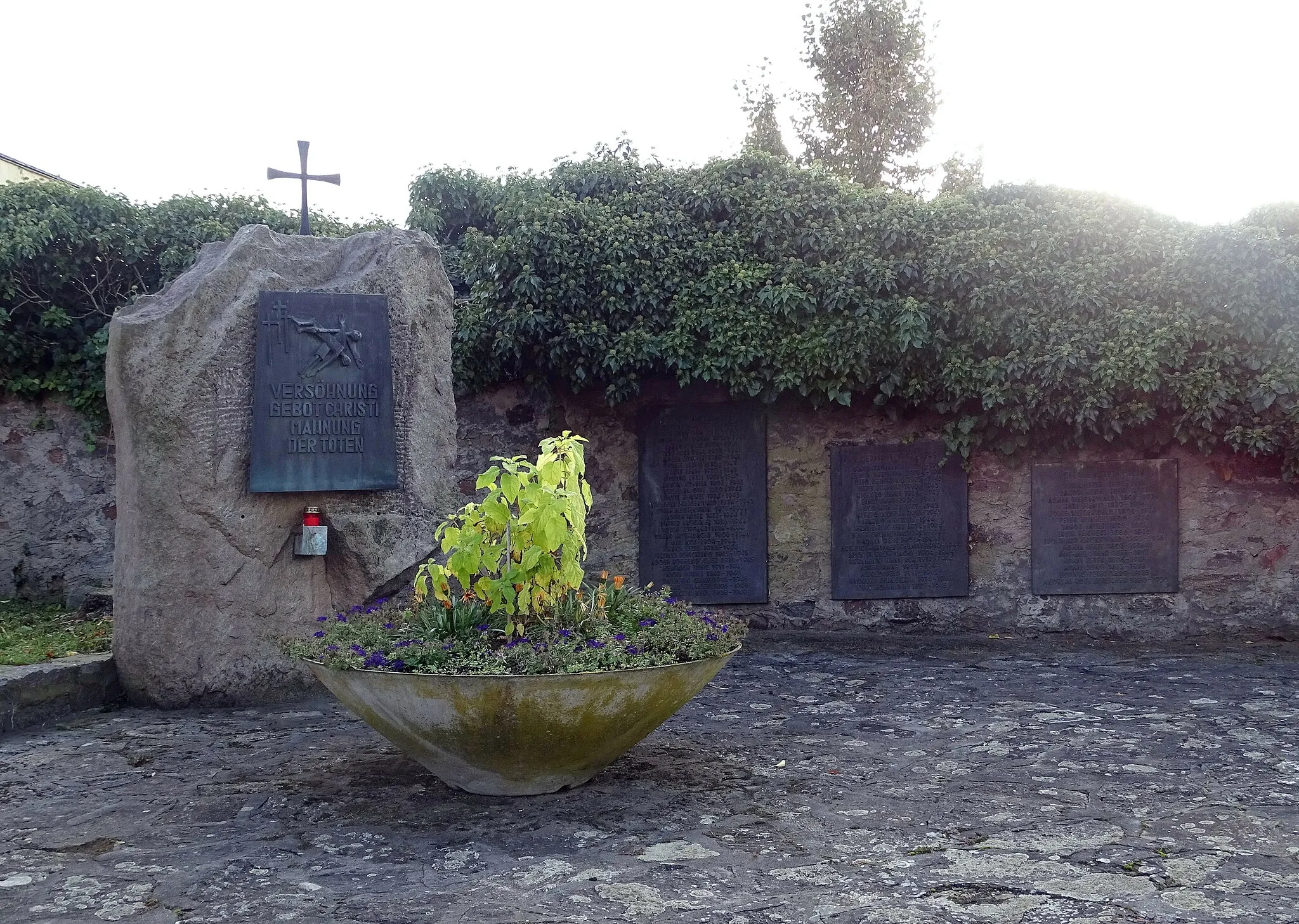 Photo showing: War memorial in Blankenbach, Eichenberger Straße at the entrance to the cemetery, in memory of the soldiers from Blankenbach who lost their lives in the world wars of 1914/1918 and 1939/1945.