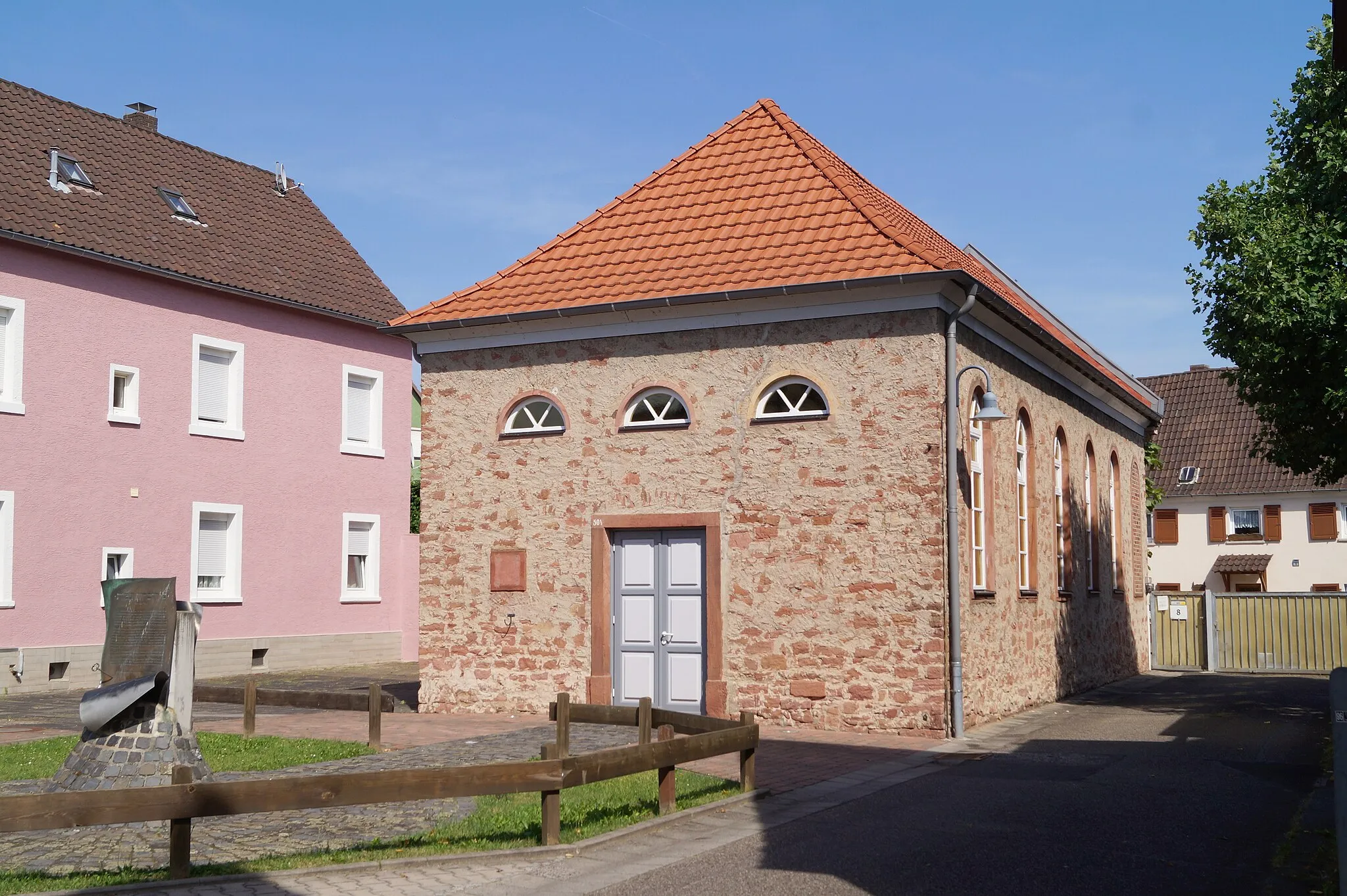 Photo showing: Alte Synagoge in Großkrotzenburg, Ansicht von W 2014.