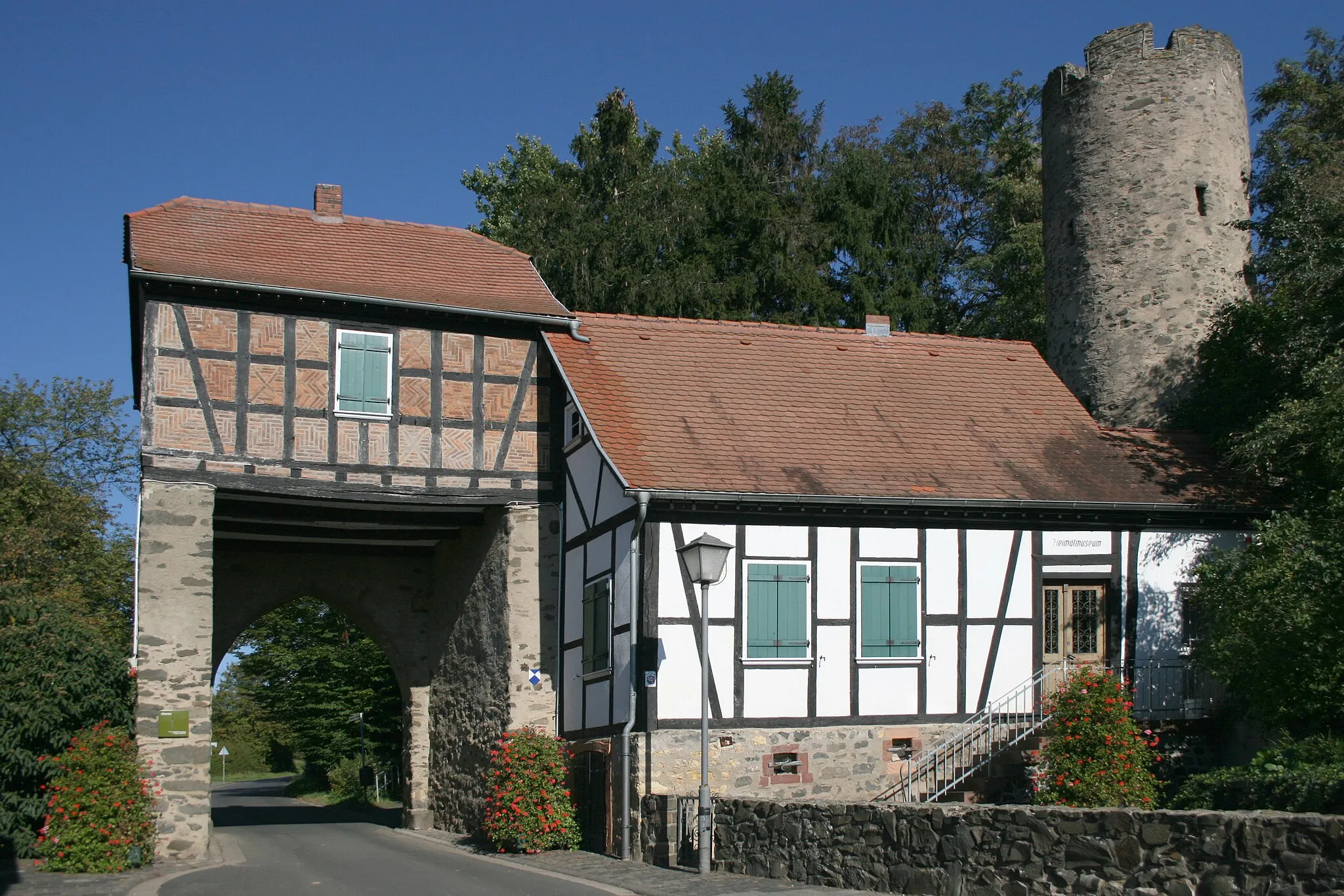 Photo showing: Obertor (links) und Heimatmuseum mit Wehrturm (rechts) in Hanau-Mittelbuchen.