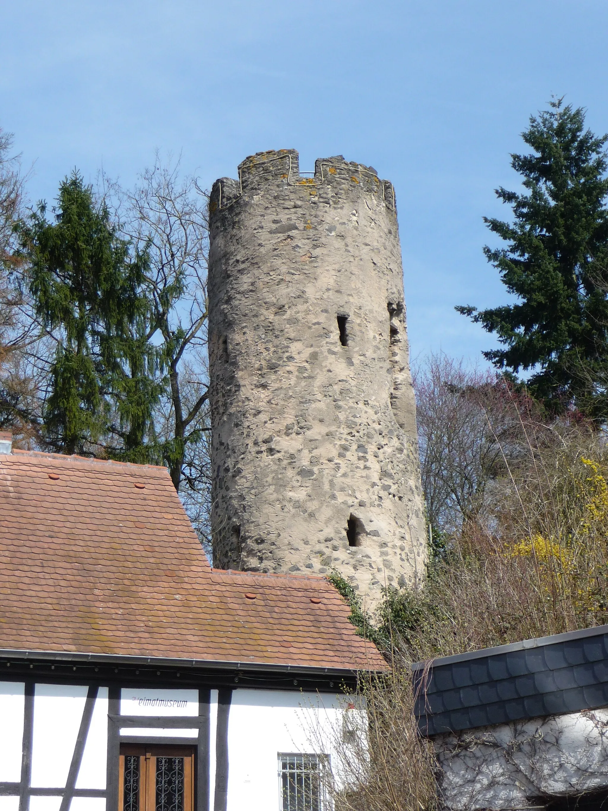 Photo showing: Mittelbuchen ist der urkundlich am frühesten belegte Stadtteil von Hanau in Hessen. Hier das Obertor mit Wehrturm und Heimatmuseum.