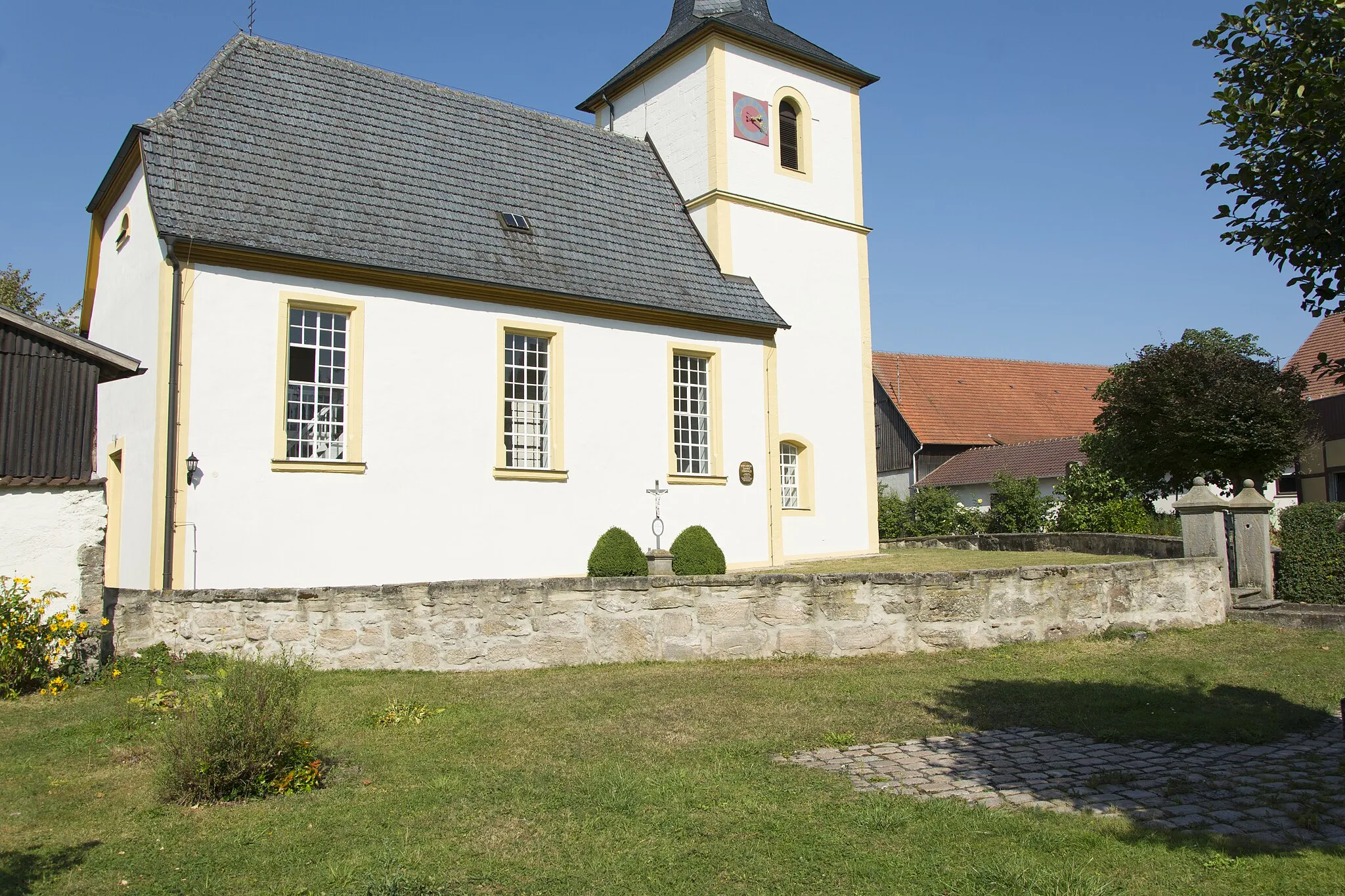 Photo showing: Reste der mittelalterlichen Kirchenburg in Dürrenried