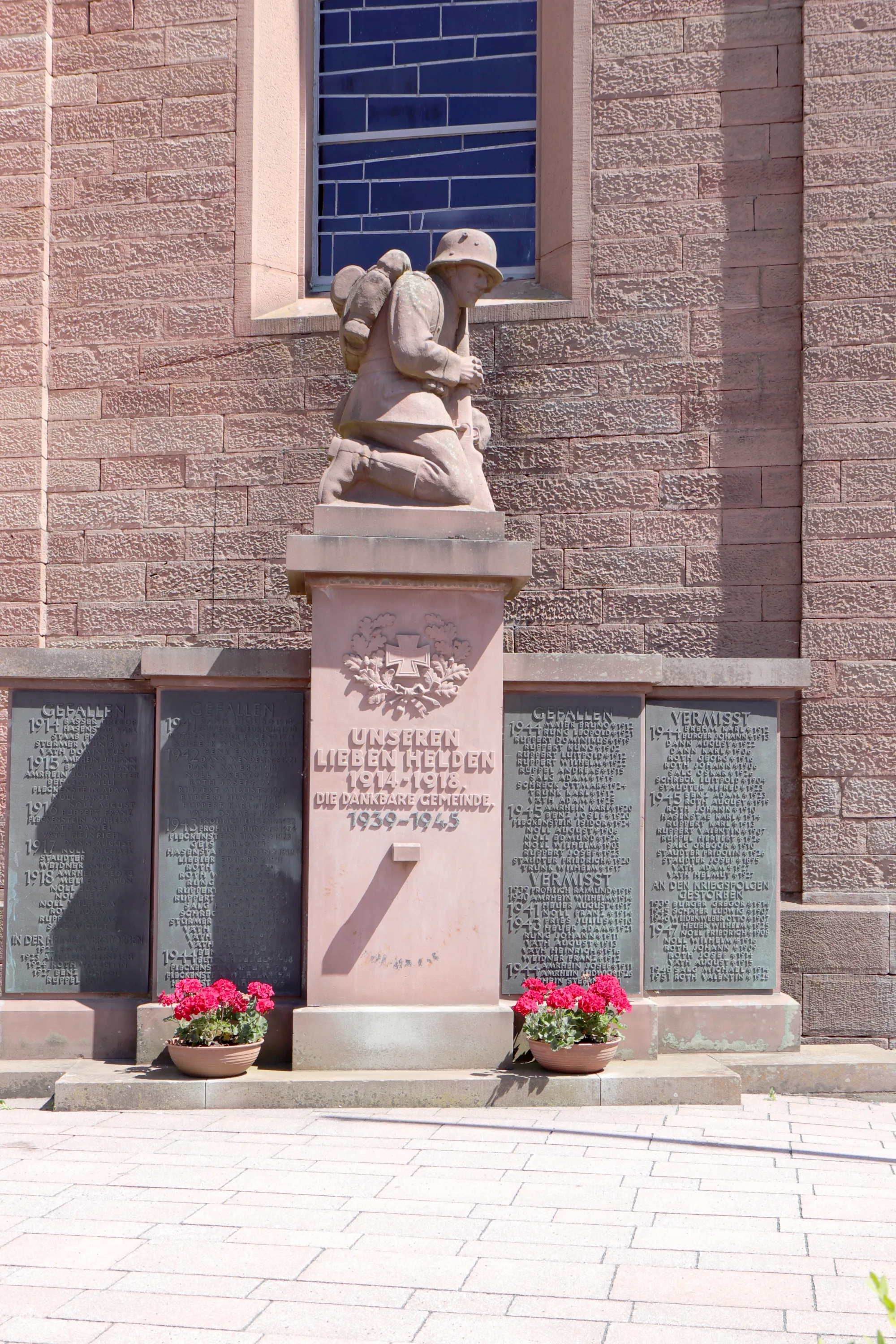 Photo showing: Weibersbrunn, Kriegerdenkmal an der Kirche