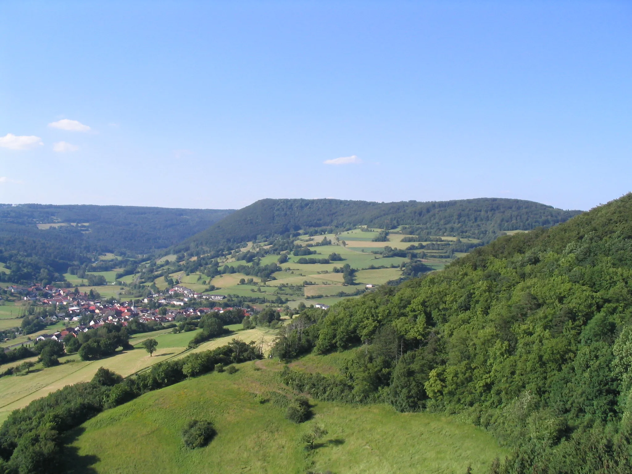 Photo showing: Der Stoppelsberg (571 m) über dem Sinntal, aufgenommen von Burg Schwarzenfels mit Blick nach Norden