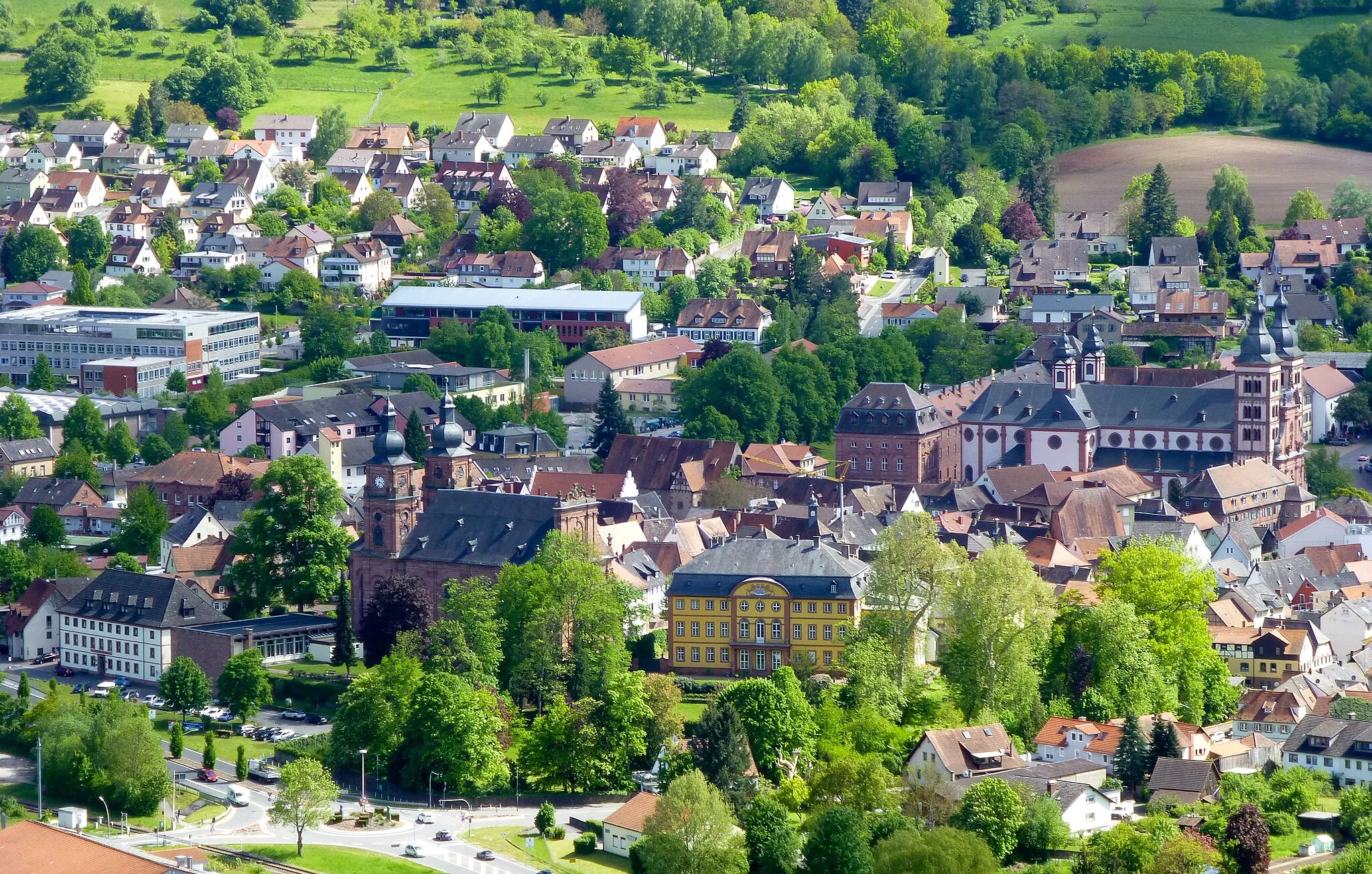 Photo showing: Blick vom Treppenturm der Gotthardsruine auf den alten Ortskern von Amorbach