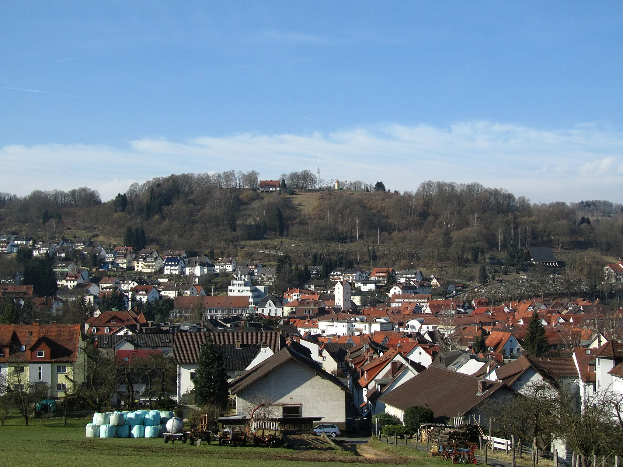 Photo showing: Blick nach Westen von der Hochstraße über Bad Orb zum Molkenberg mit dem Wartturm.