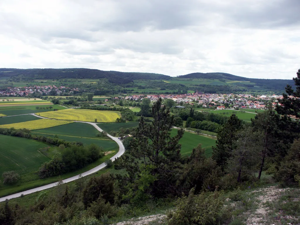 Photo showing: Werbach im Taubertal; Das LSG Werbach links im Bild, links im Hintergrund Hochhausen, rechts der Ort Werbach (2004)