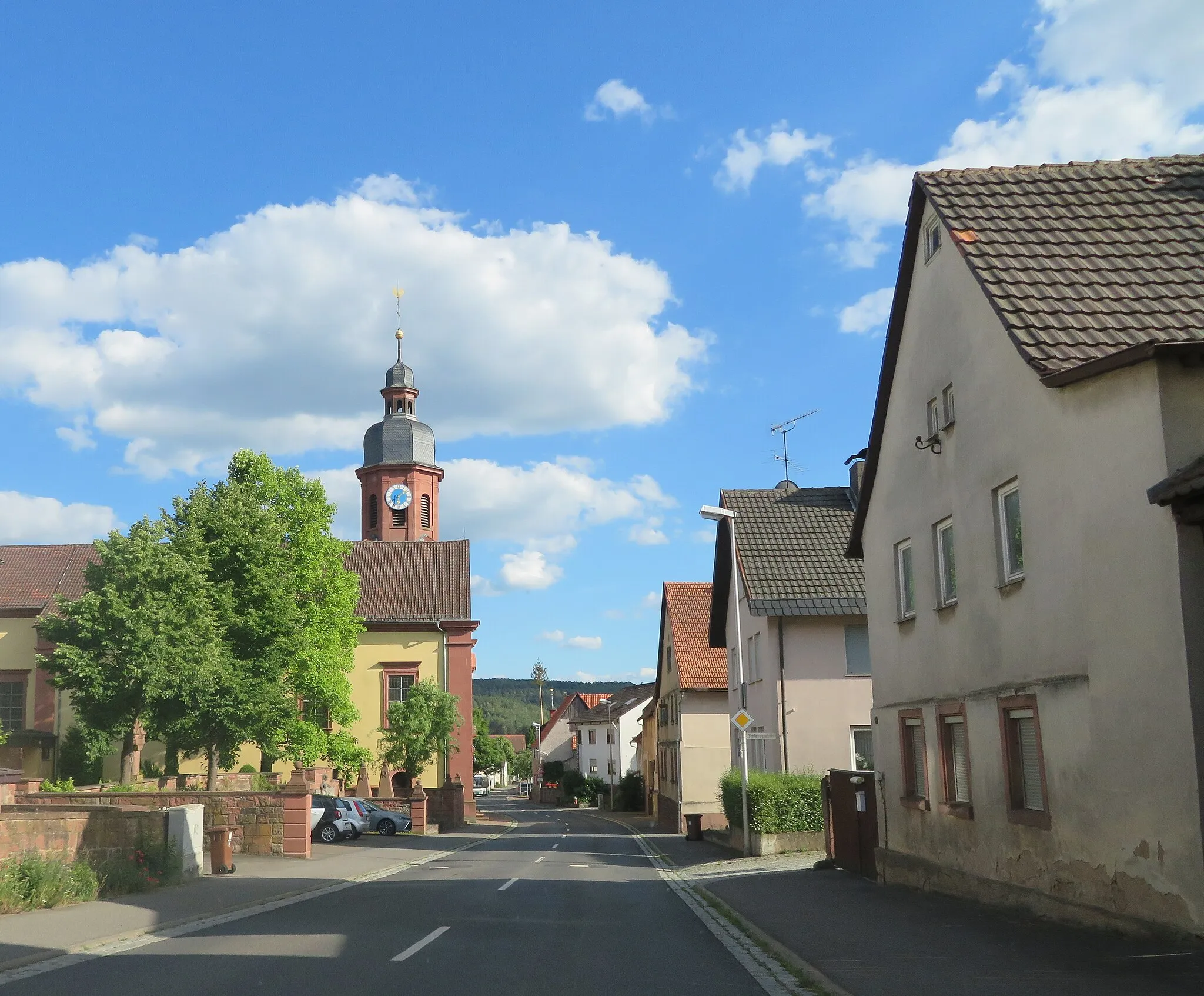 Photo showing: Ortstdurchfahrt Böttigheim mit Kirche Mariä Himmelfahrt und St. Martin.