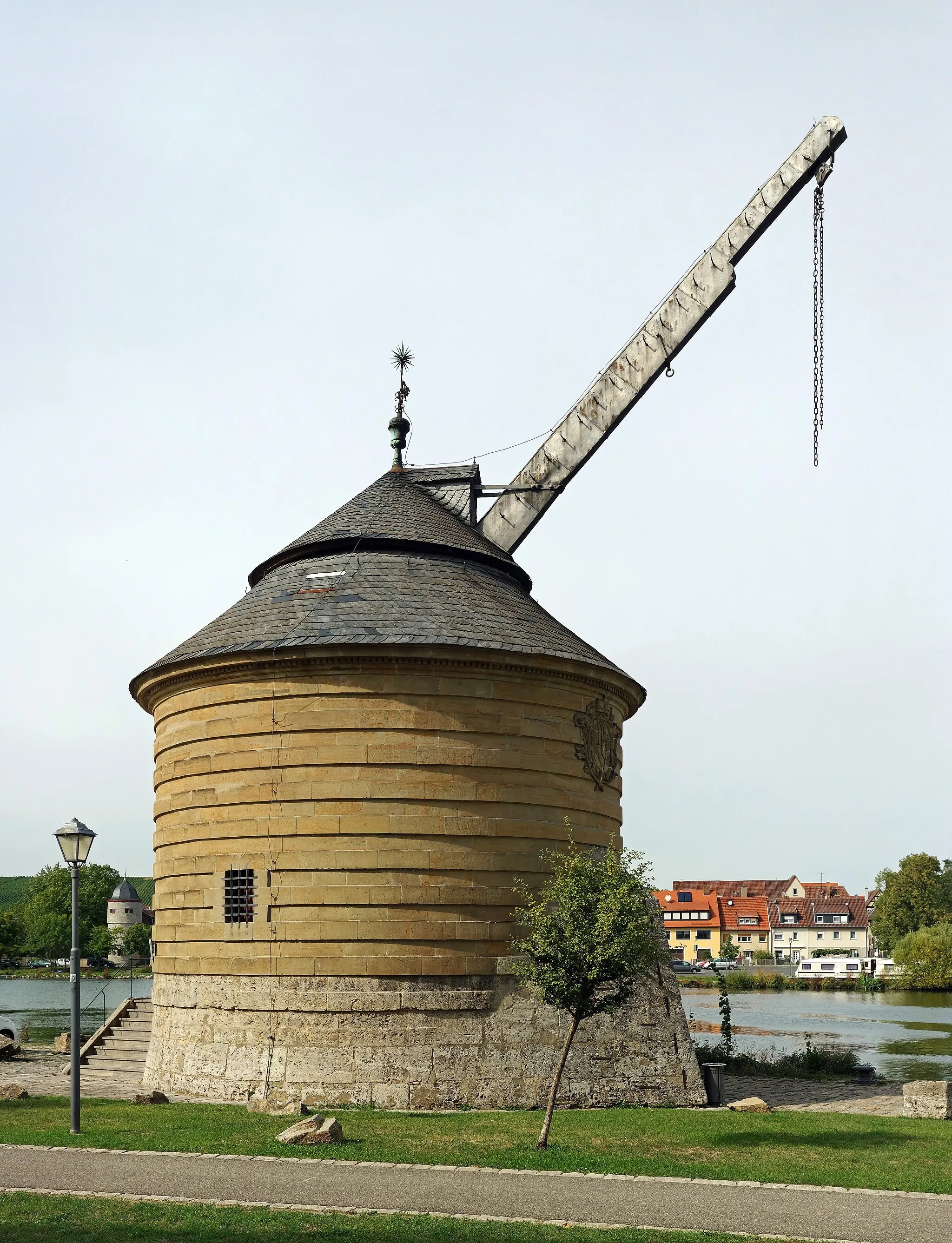 Photo showing: A treadwheel crane at the riverside of Marktbreit, preserved as cultural heritage.