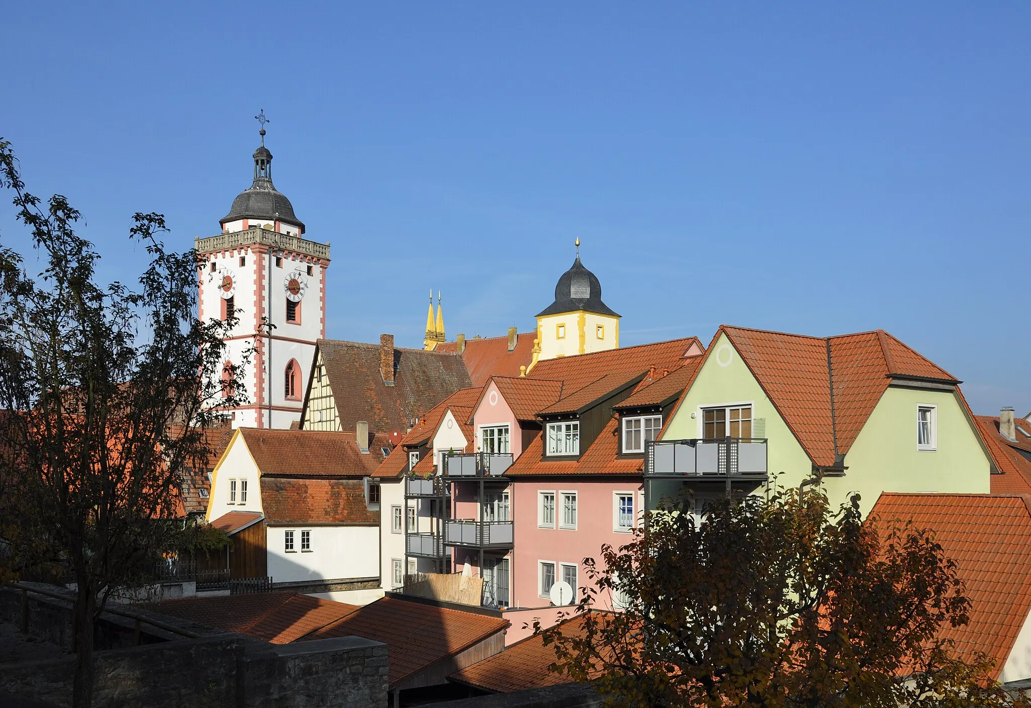 Photo showing: Marktbreit, Blick aus der Umgebung des Flurersturms zur Pfarrkirche St. Nikolai und zum Seinsheimschen Schloss