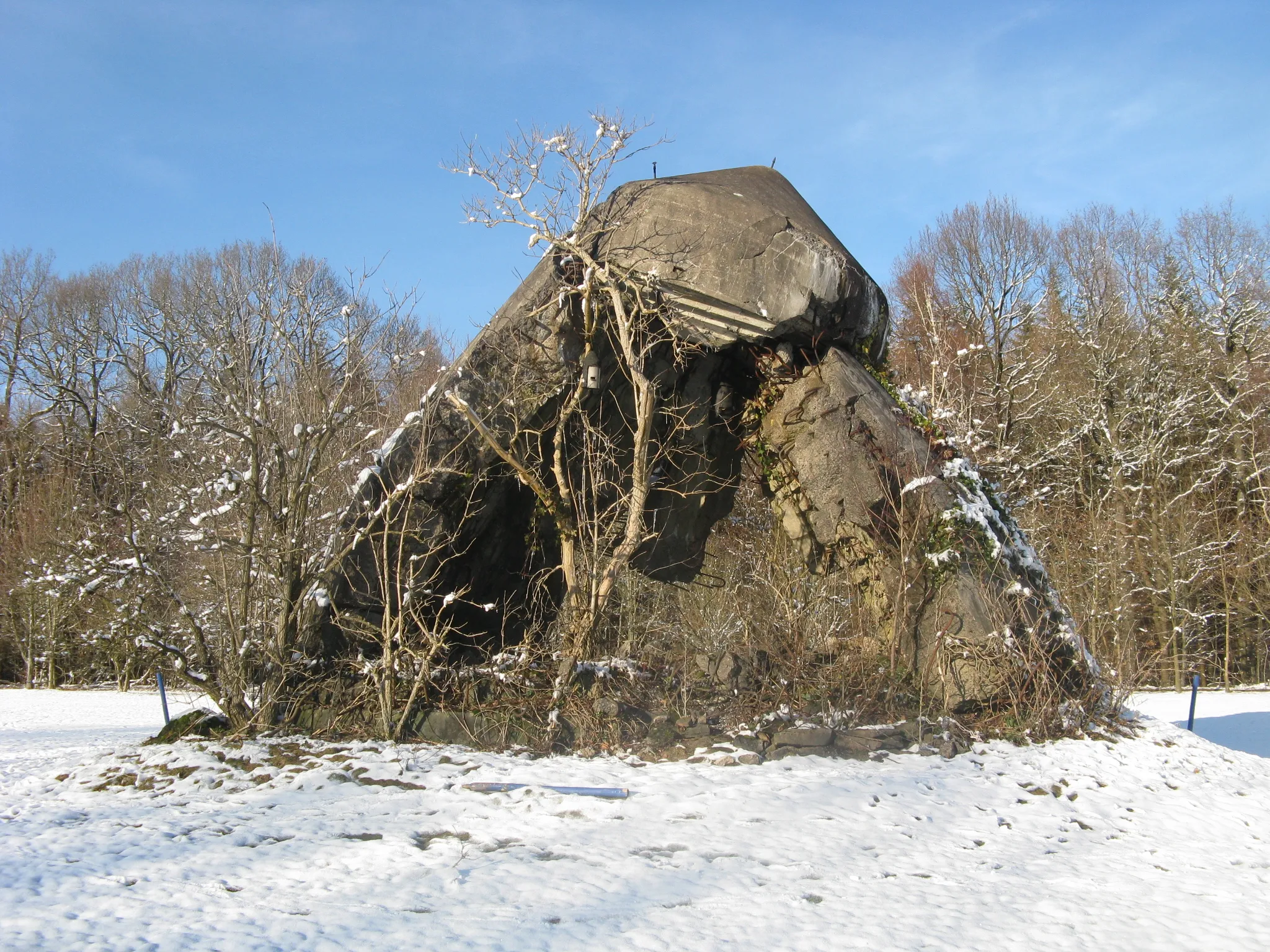 Photo showing: demolished bunker tower, Villbach/Spessart, Germany