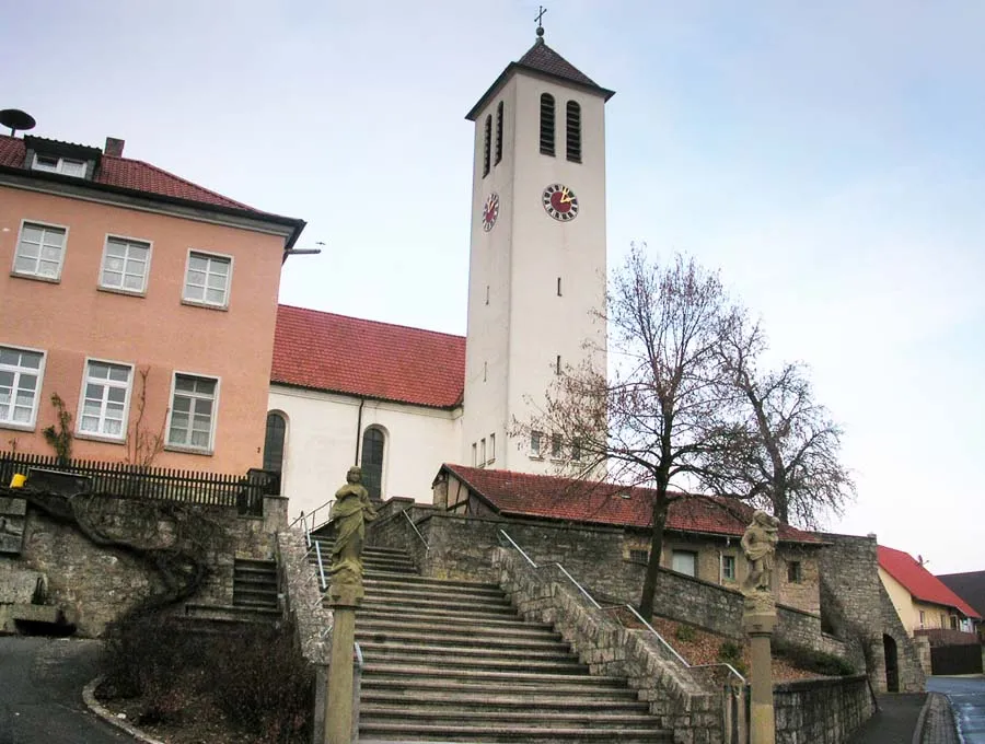 Photo showing: Church of St Bartolomäus, Acholshausen, in the district of Gaukönigshofen, Bavaria. It was destroyed during World War II and rebuilt over the next three decades