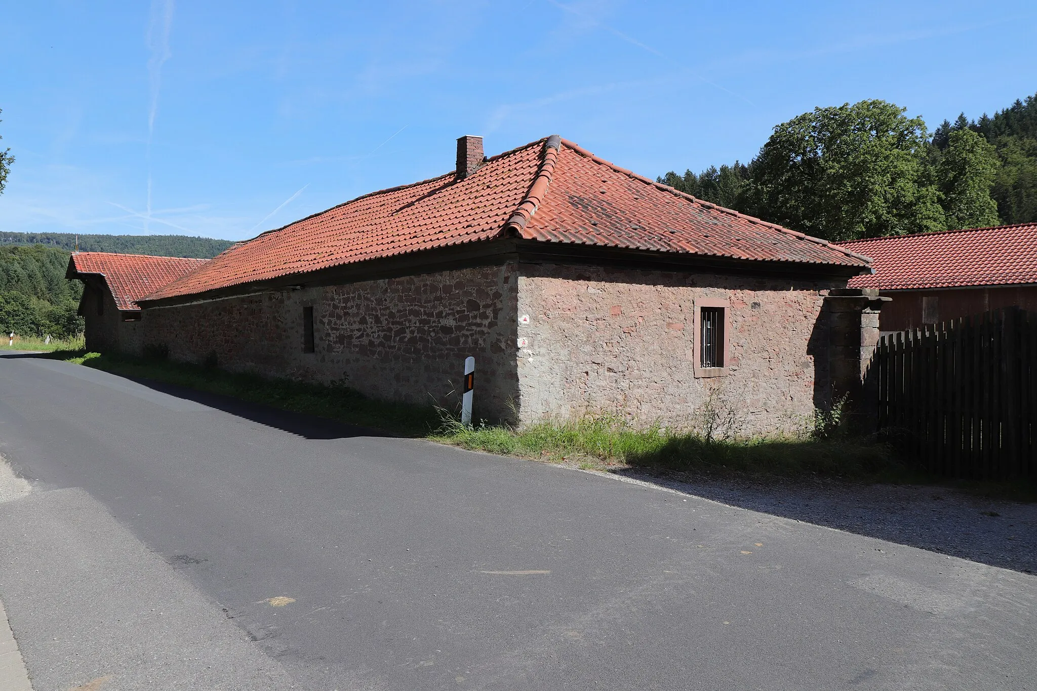 Photo showing: Rothenbuch, hamlet Erlenfurt, barn and stable