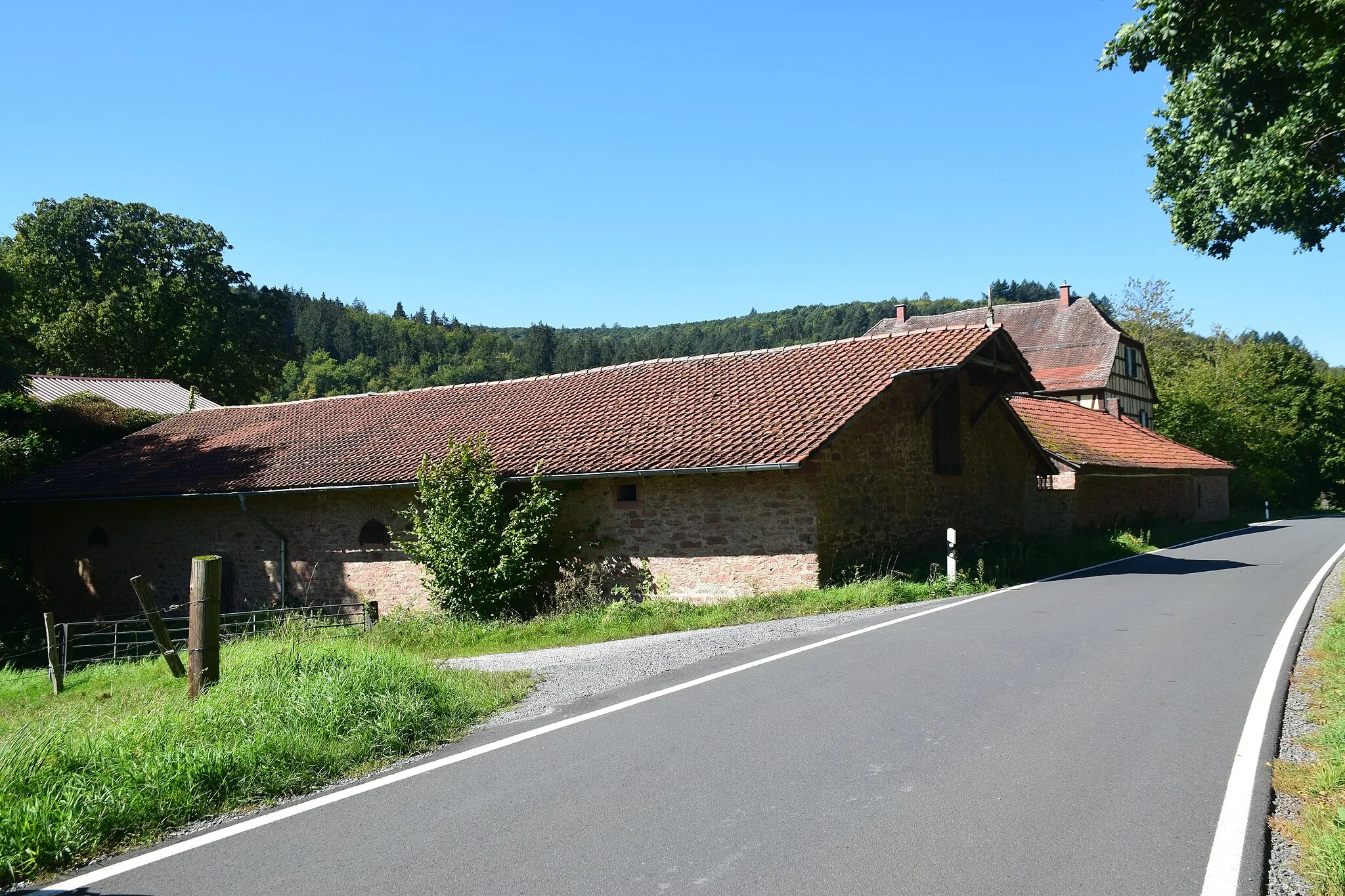 Photo showing: eingeschossiger Bruchsteinbau mit Satteldach