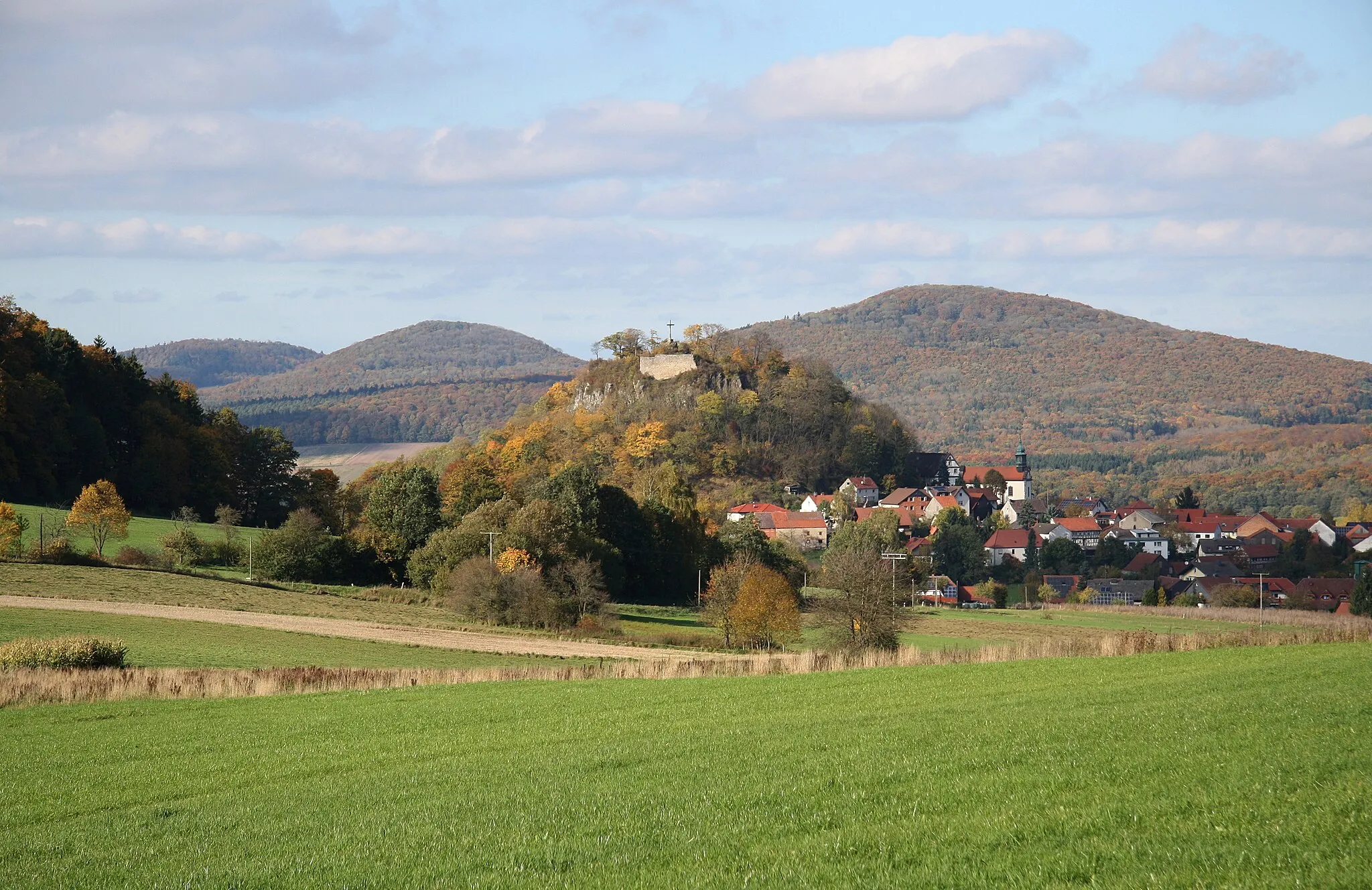 Photo showing: Blick von Süden auf Haselstein mit Burgruine und Teilen des Hessischen Kegelspiels