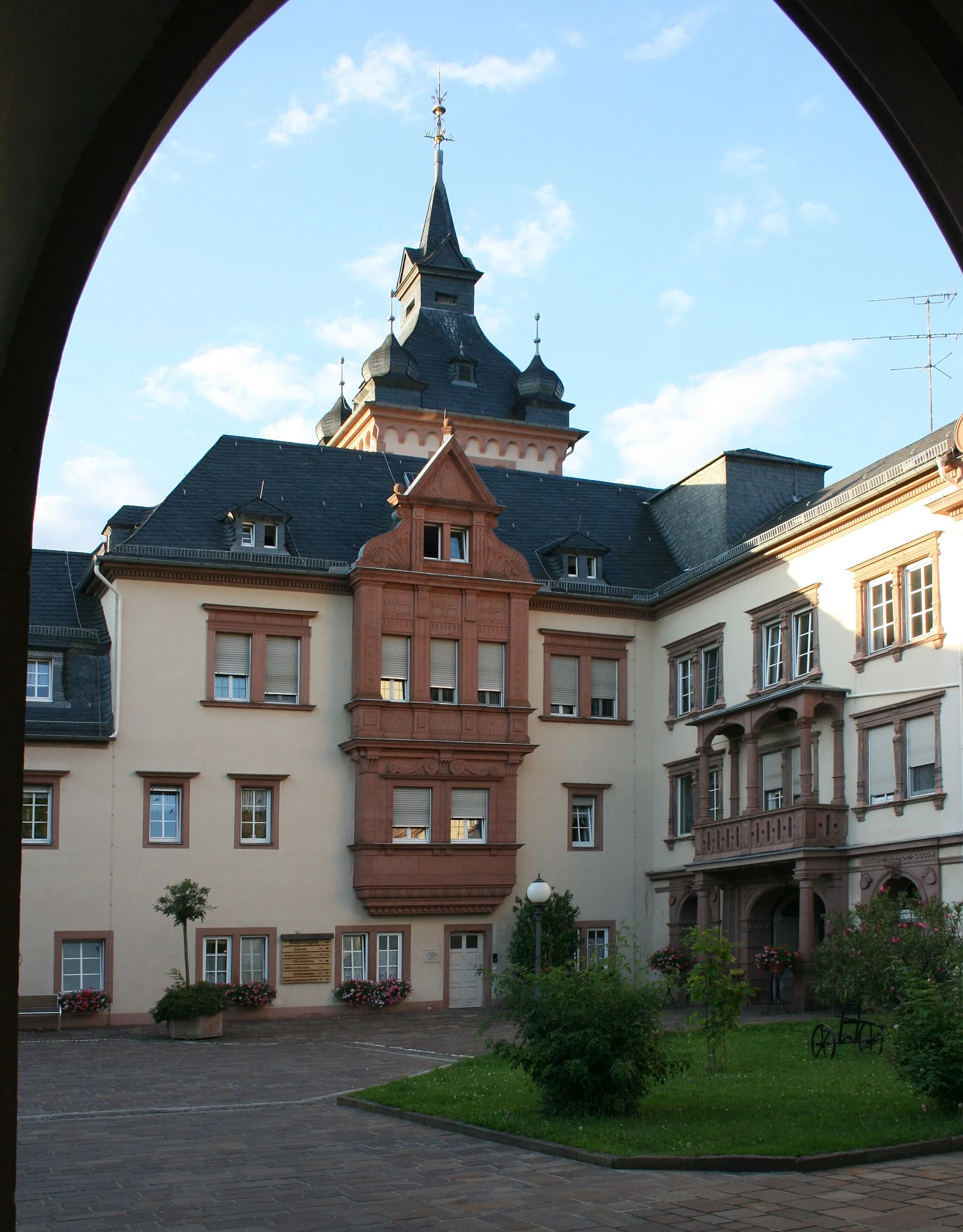 Photo showing: Schloss Meerholz bei Gelnhausen, Blick in den Hof.