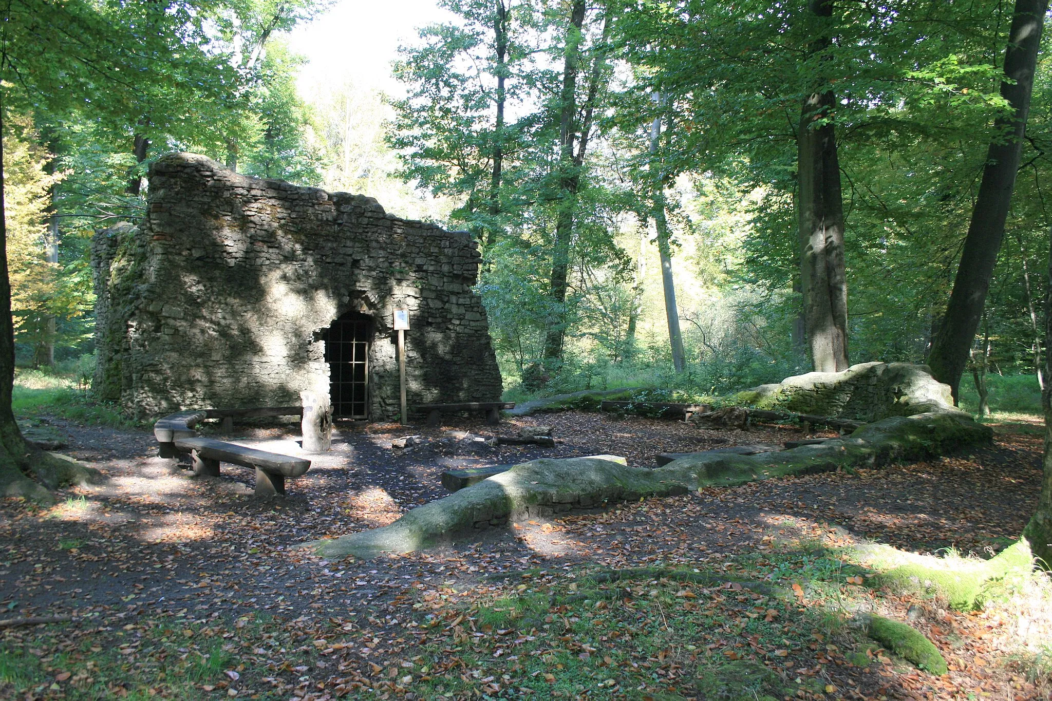 Photo showing: Klosterruine St. Wolfgang bei Hanau, Hessen. Blick in die oestliche Apsis der Kirche und auf das erhaltene Sakristeigebaeude.