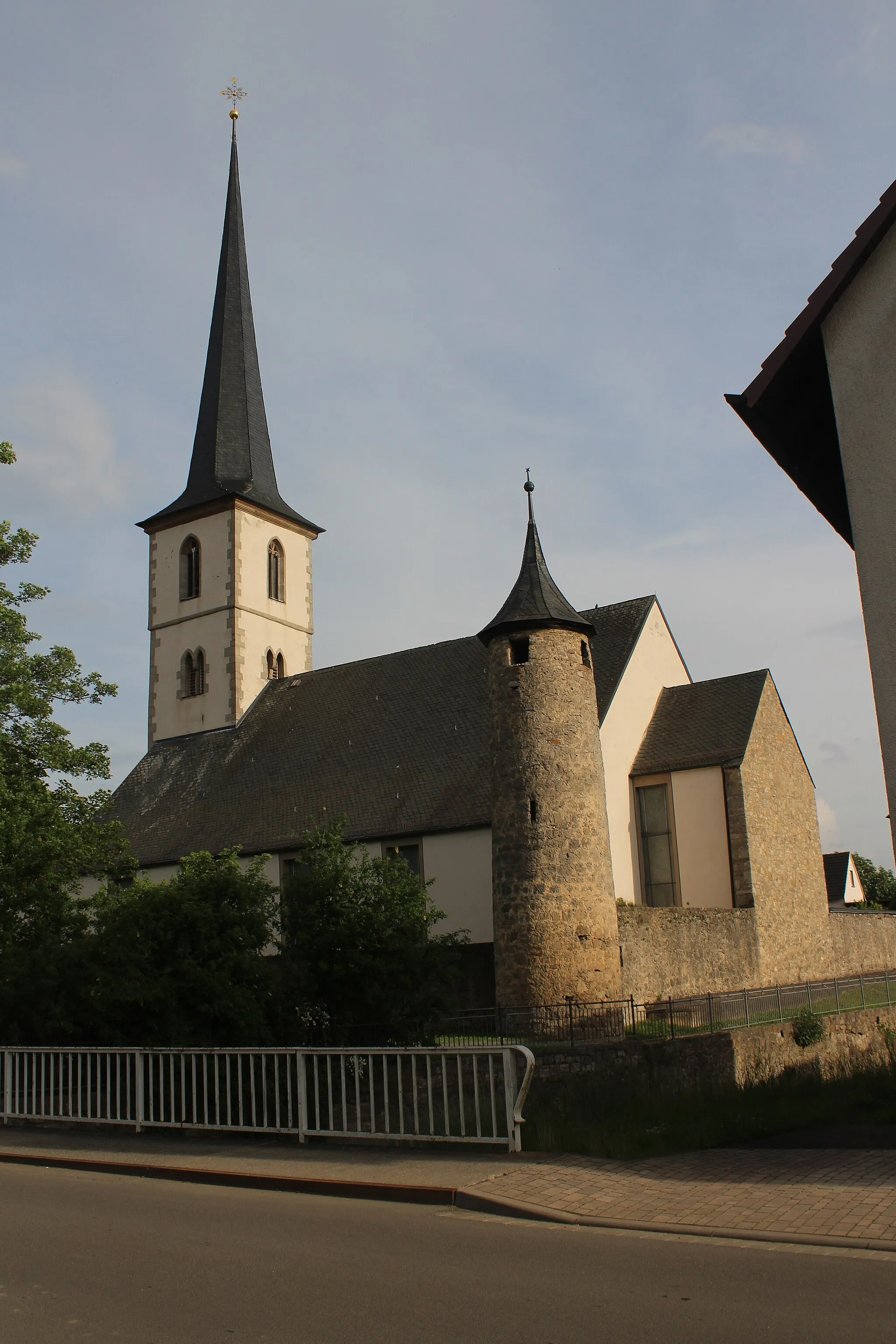 Photo showing: Kirche Sankt Michael Heustreu Camera location 50° 21′ 15.7″ N, 10° 15′ 24.9″ E View this and other nearby images on: OpenStreetMap 50.354360;   10.256917