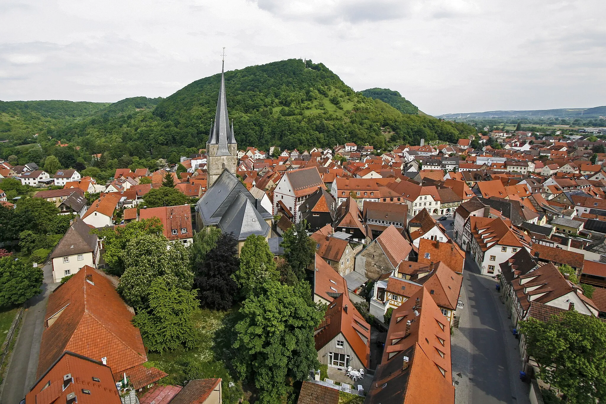Photo showing: Blick vom Stadtturm auf den historischen Stadtkern mit der Stadtpfarrkirche und dem Rathaus