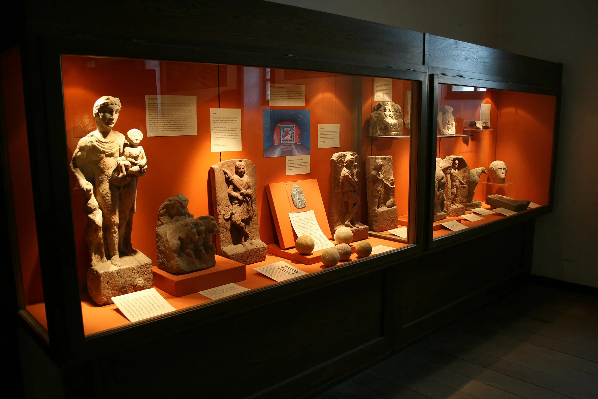 Photo showing: inventory of a mithraeum in Stockstadt, Germany, shown in Saalburgmuseum Bad Homburg