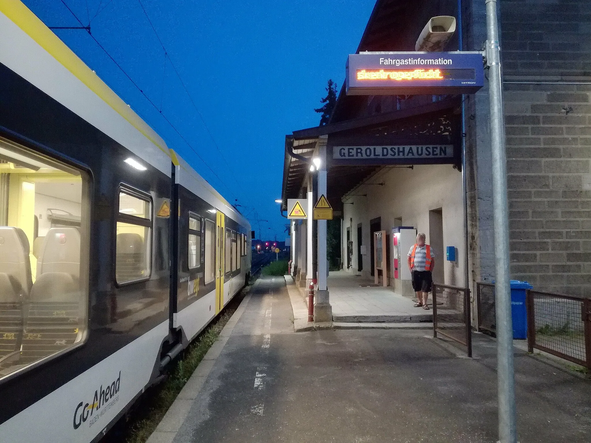 Photo showing: Georoldshausen bei Würzburg: Bahnhof an der Strecke Stuttgart - Würzburg ("Frankenbahn"), Streckennummer 4120, Streckenkilometer 143 (von 154), ca. 318 m ü NHN, RE 8 nach Osterburken abfahrbereit an Gleis 2, Blick nach Süden; Juli 2021