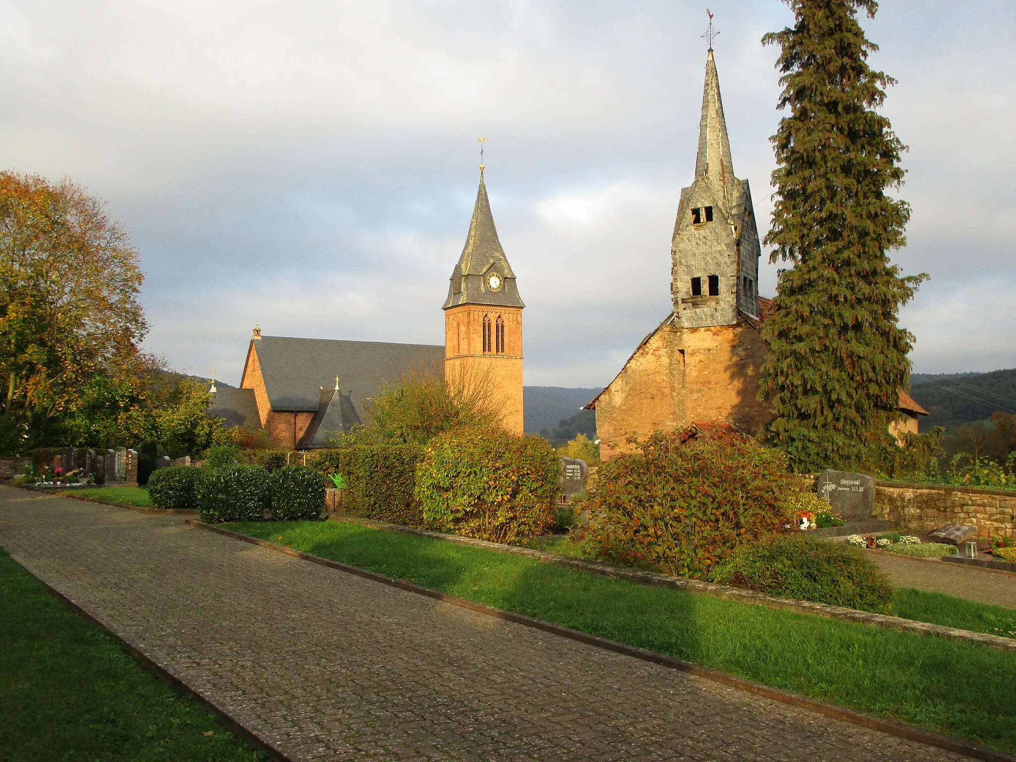 Photo showing: Neue und Alte Pfarrkirche St. Laurentius Sommerau (2019)