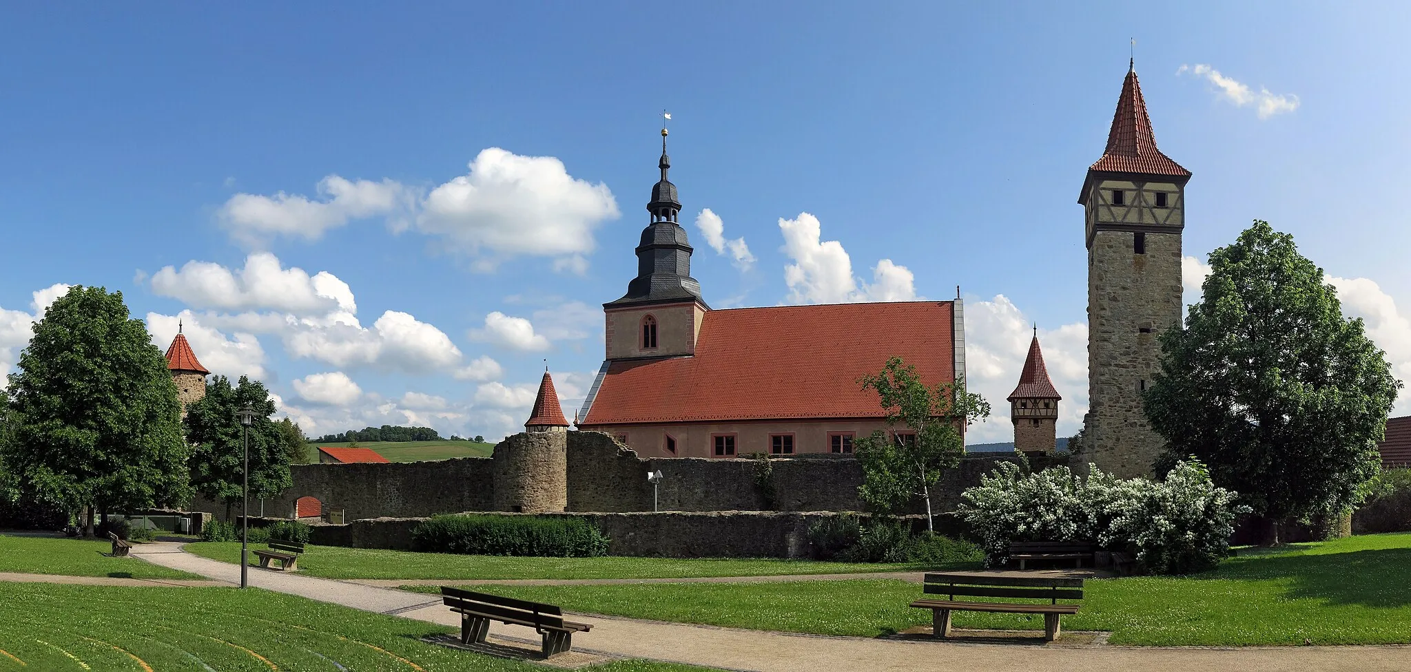 Photo showing: Die Kirchenburg Ostheim gilt mit einer Grundfläche von 75 mal 75 Metern als die größte und besterhaltene Kirchenburg in Deutschland. Die Kirchenburg liegt in der unterfränkischen Stadt Ostheim vor der Rhön im Landkreis Rhön-Grabfeld und ist ab 1400 entstanden. Die im 17. Jahrhundert erbauten Kirche wird von einer doppelten Ringmauer mit fünf Wehrtürme, die mit sechs Bastionen auf halber Mauerlänge verstärkt ist, umgeben.