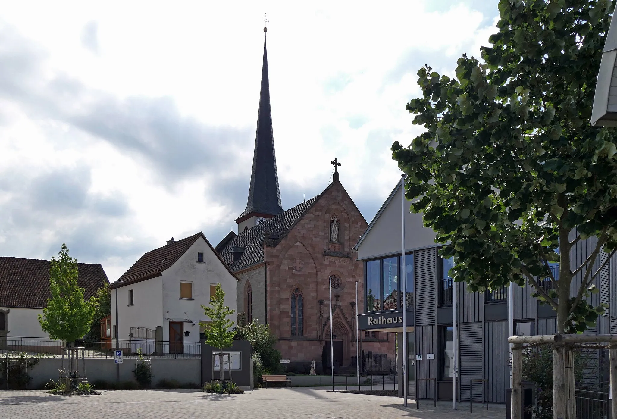 Photo showing: Kirche St. Bonifatius und Rathaus in Wollbach