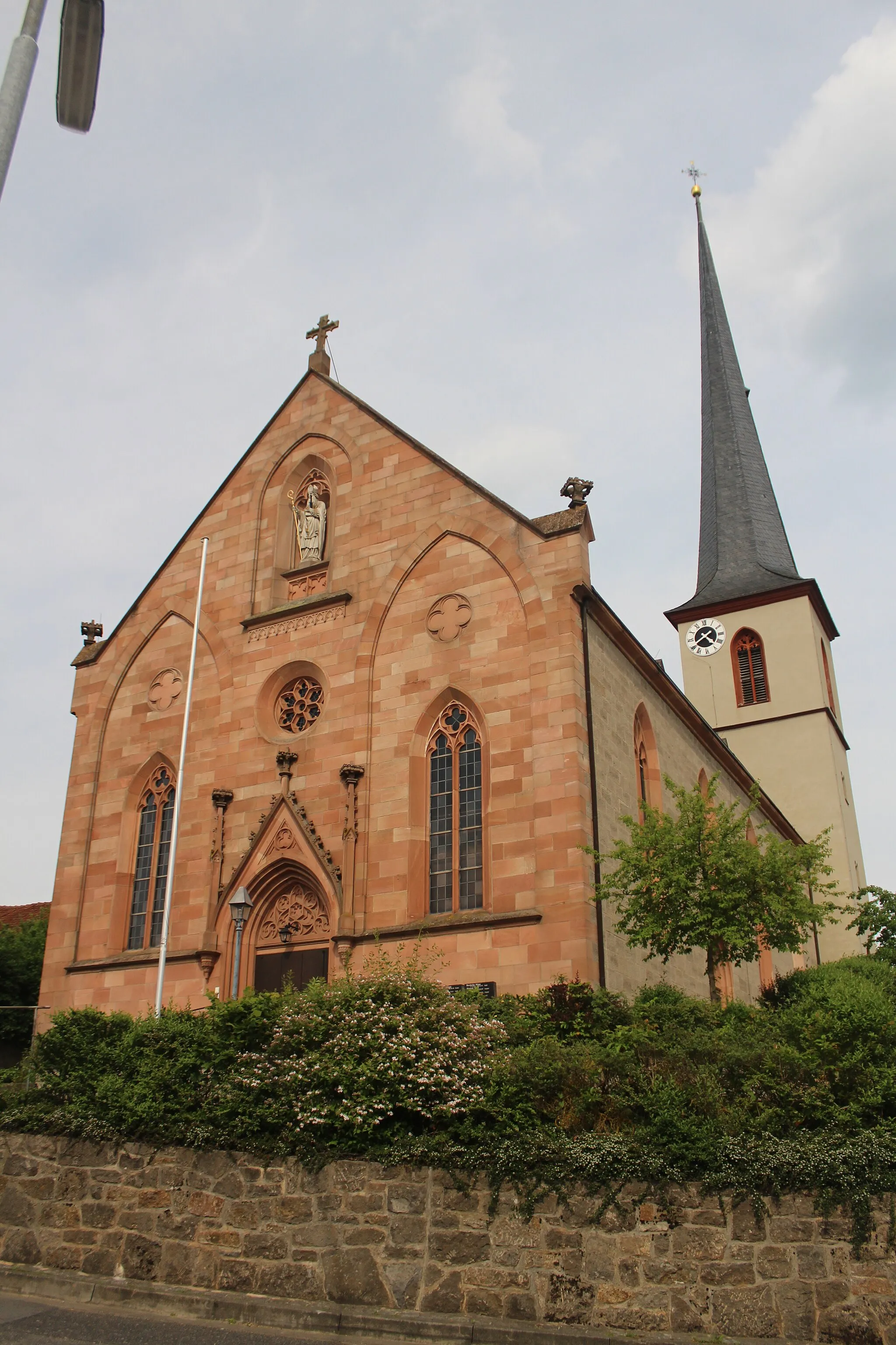 Photo showing: Kirche St. Bonifatius in Wollbach Camera location 50° 21′ 54.51″ N, 10° 13′ 30.83″ E View this and other nearby images on: OpenStreetMap 50.365142;   10.225230