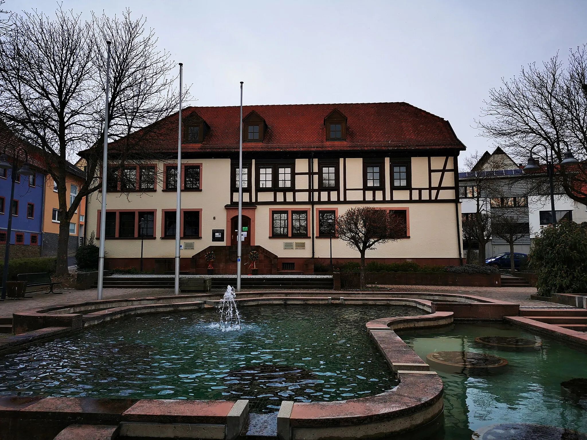 Photo showing: 2021-04-06 Rathaus in Großrinderfeld mit großem Brunnen davor