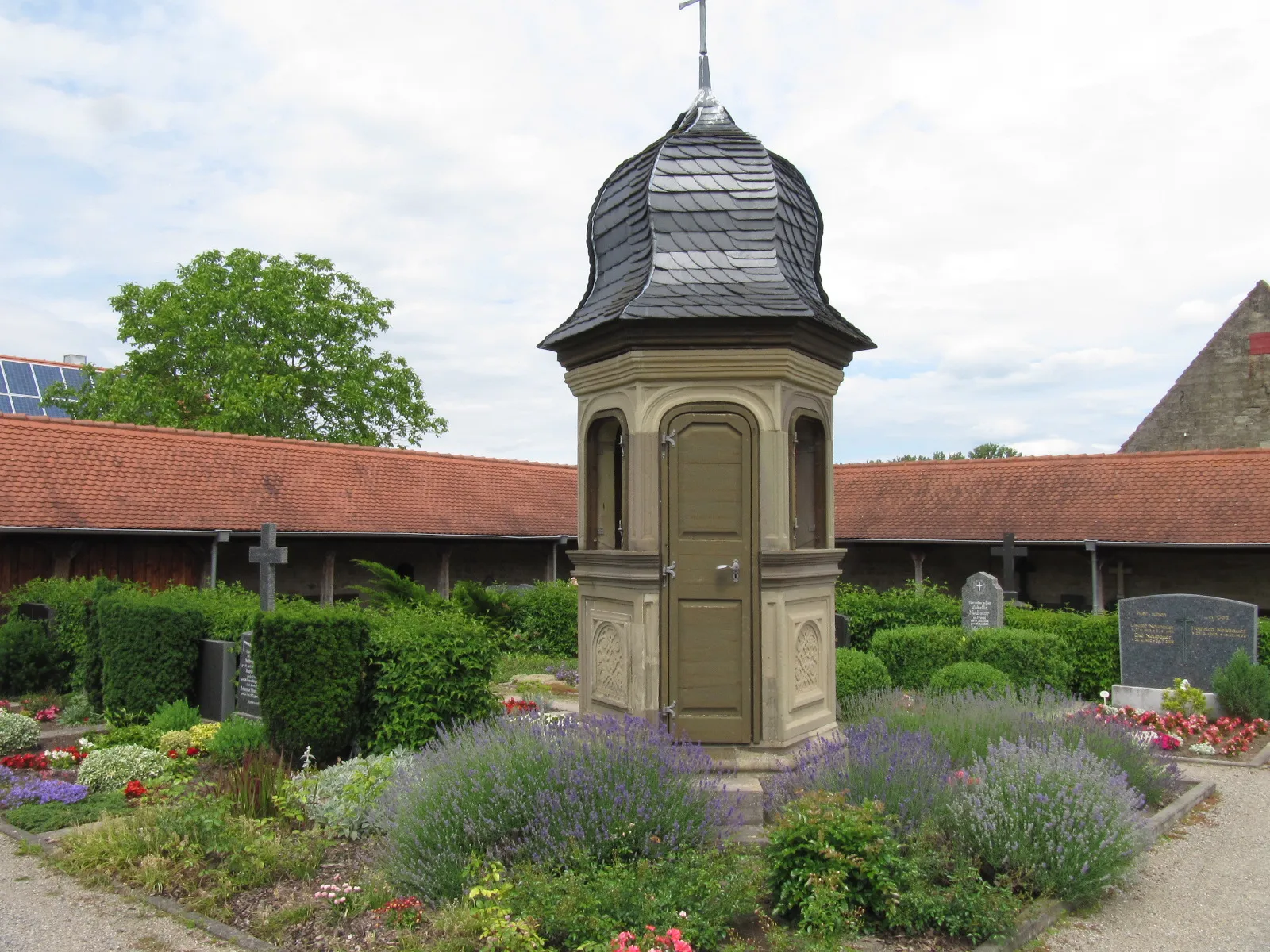 Photo showing: Arkaden mit zugehöriger freistehender Kanzel aus dem Friedhof in Wiesenbronn