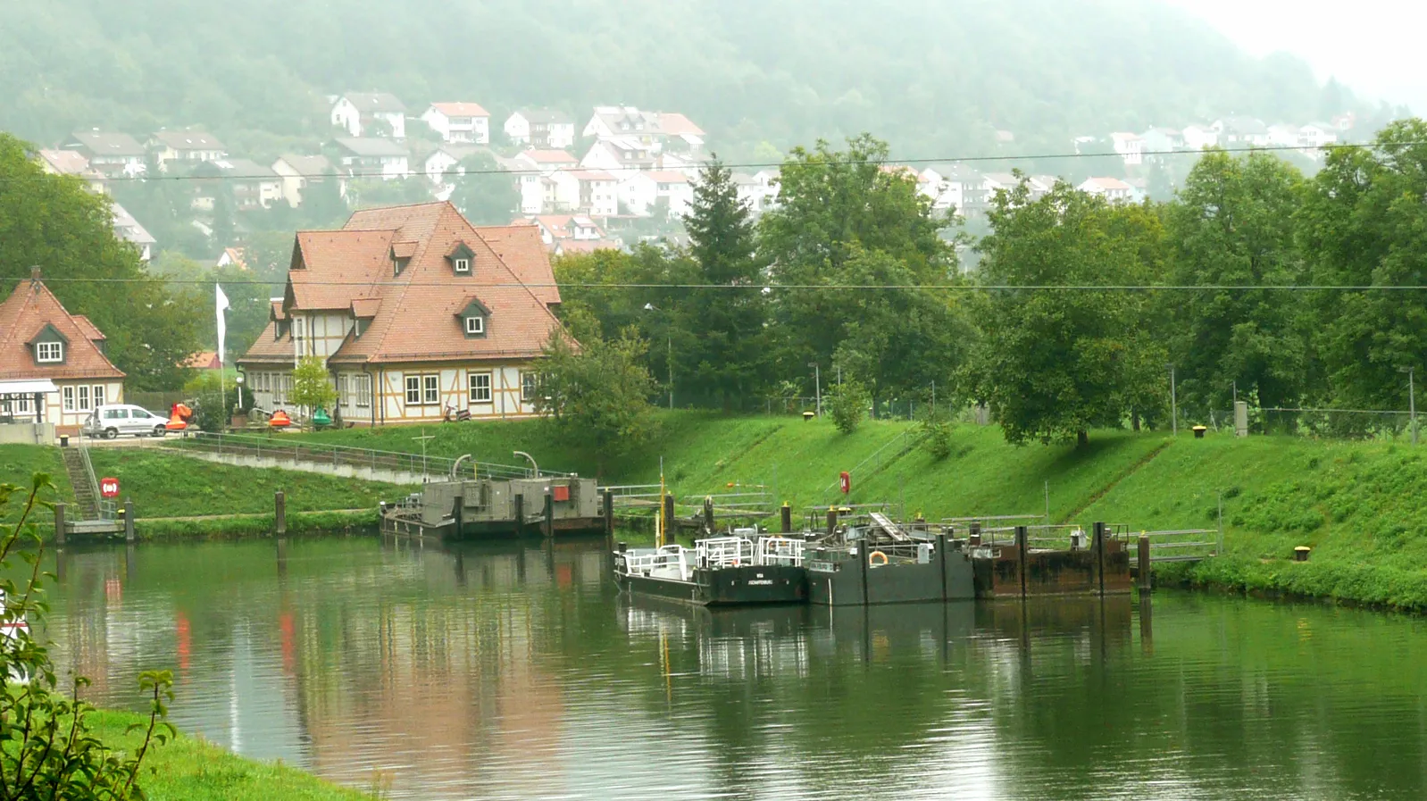 Photo showing: The village of HASLOCH and its fluvial installations on the Main river, Bavaria.