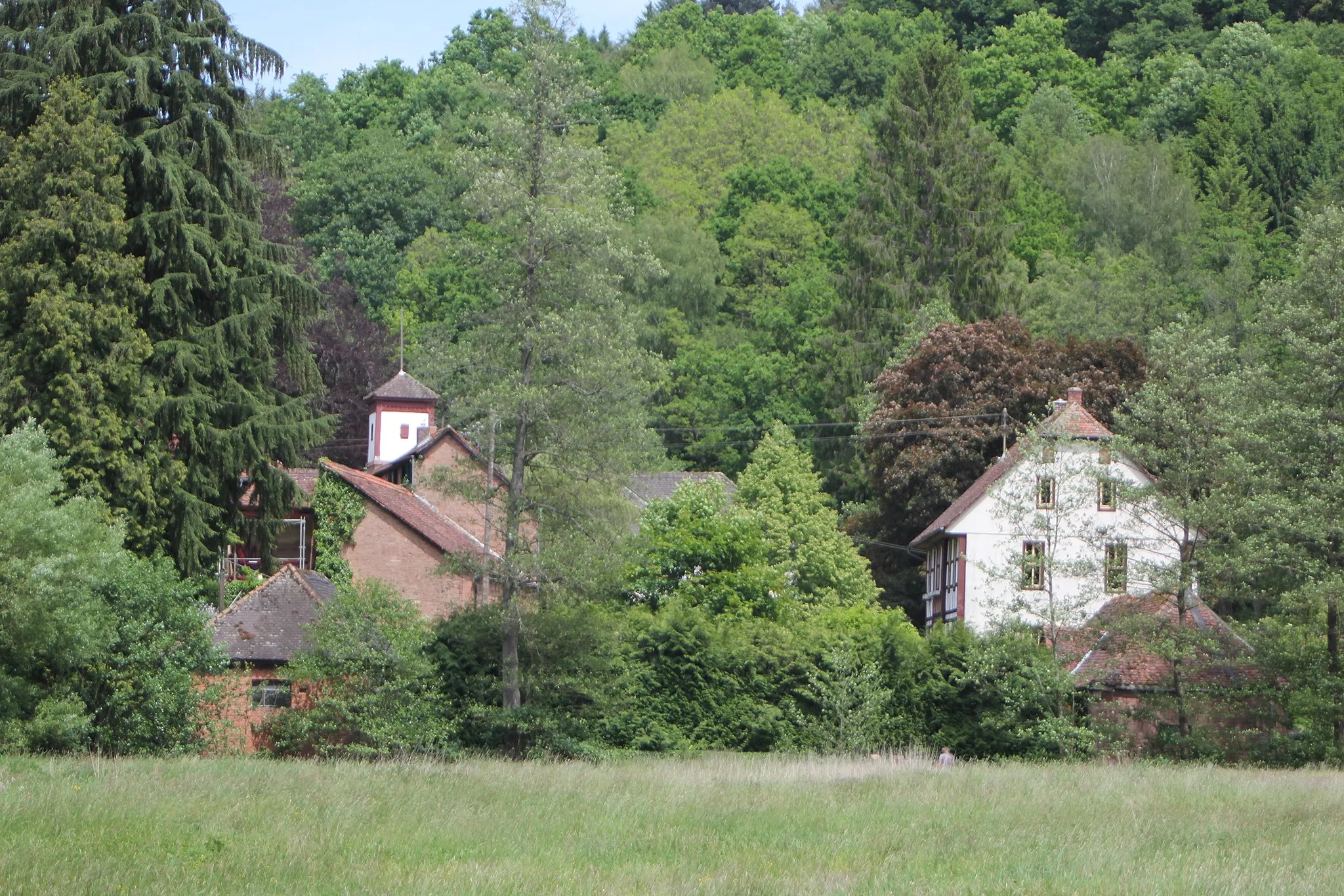 Photo showing: weitläufige Gebäudegruppe um die 1702 und 1774 bez. Ruine des Hauptgebäudes, meist Fachwerkhäuser der Zeit um 1805/10 (Schulhaus, Hammerhaus, Verwalterhaus, Nebengebäude)